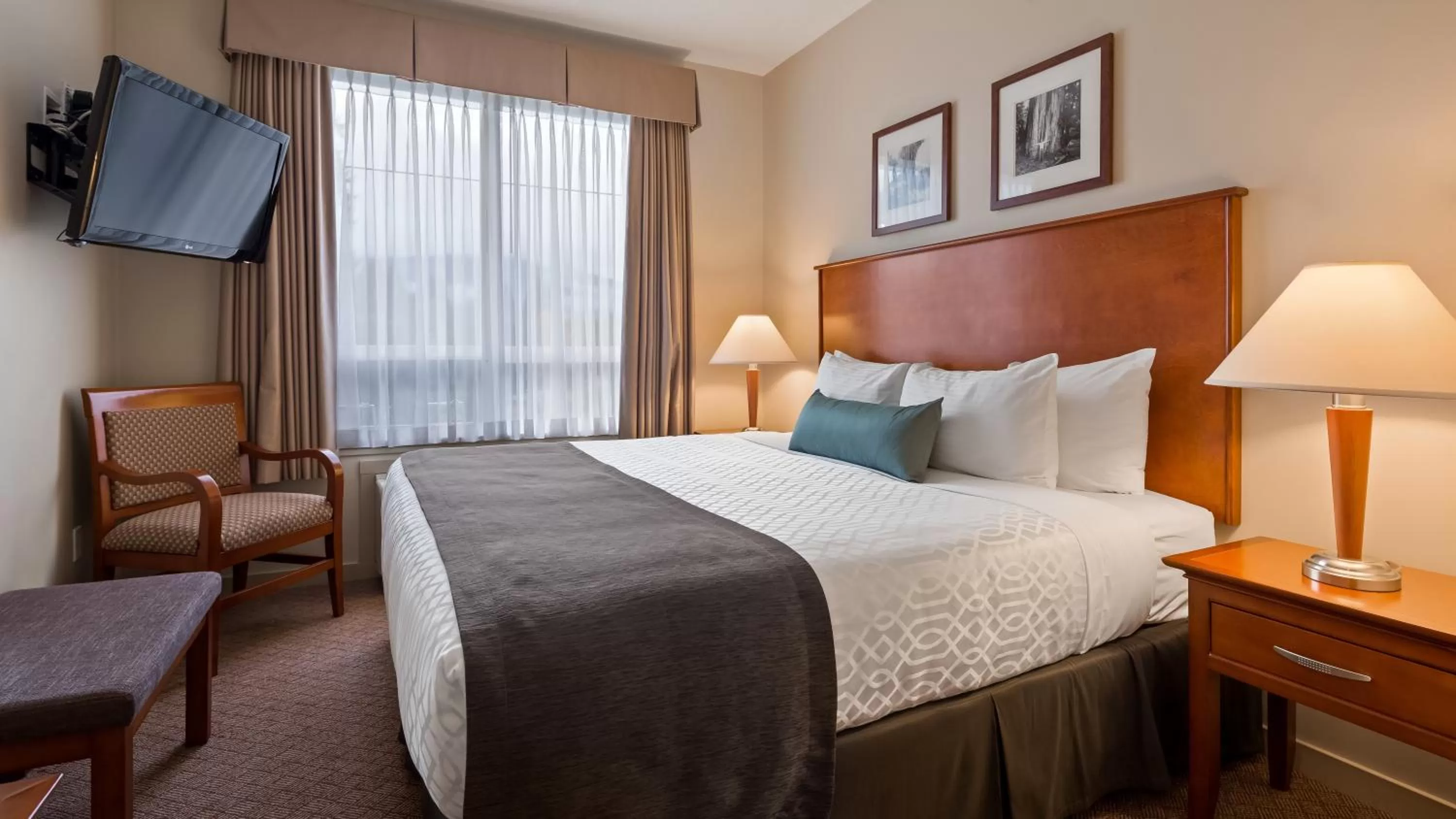 Queen Room - Disability Access Tub in Best Western PLUS Chemainus Inn