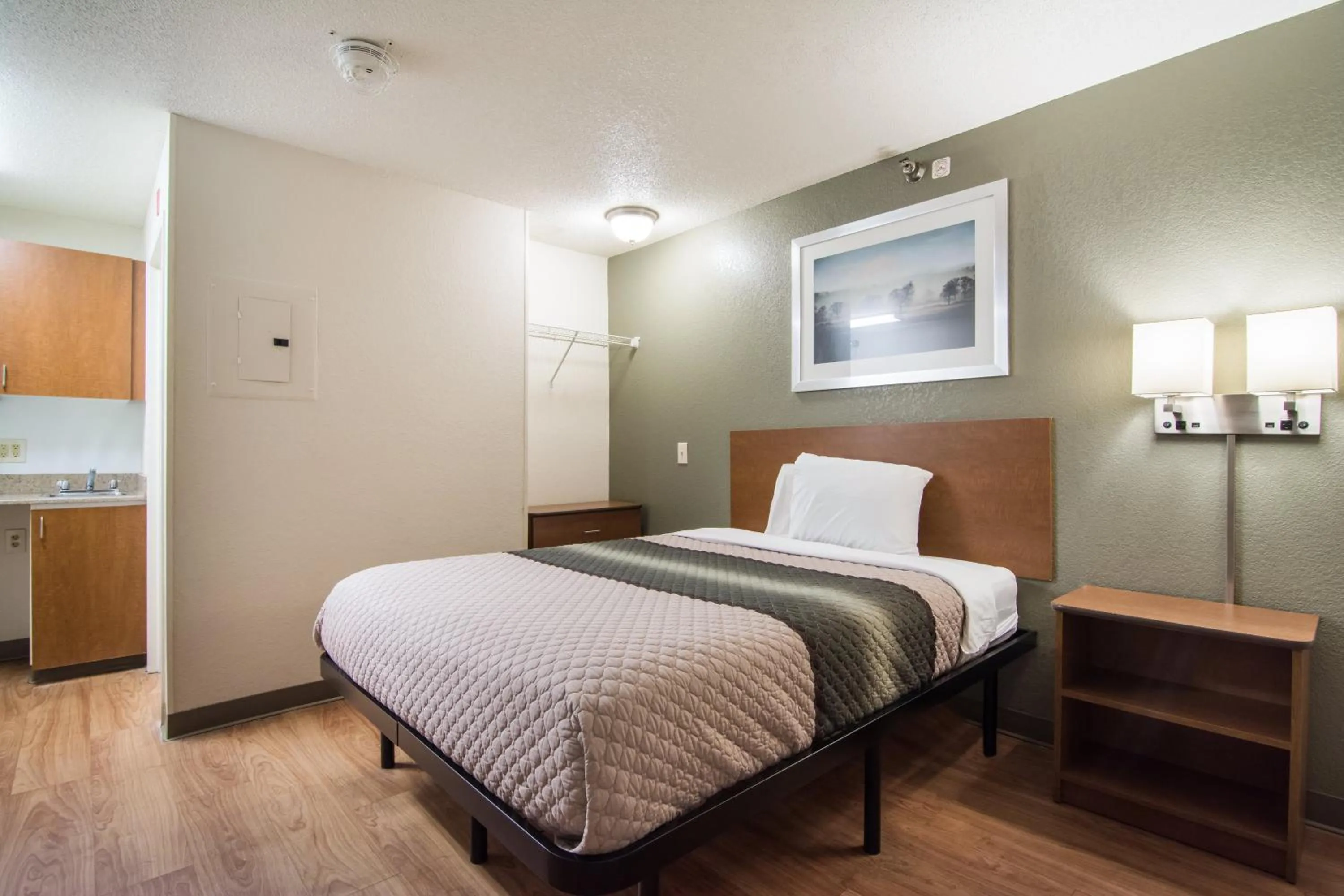 Studio Queen Room Non-Smoking in HomeTowne Studios by Red Roof Raleigh – Durham