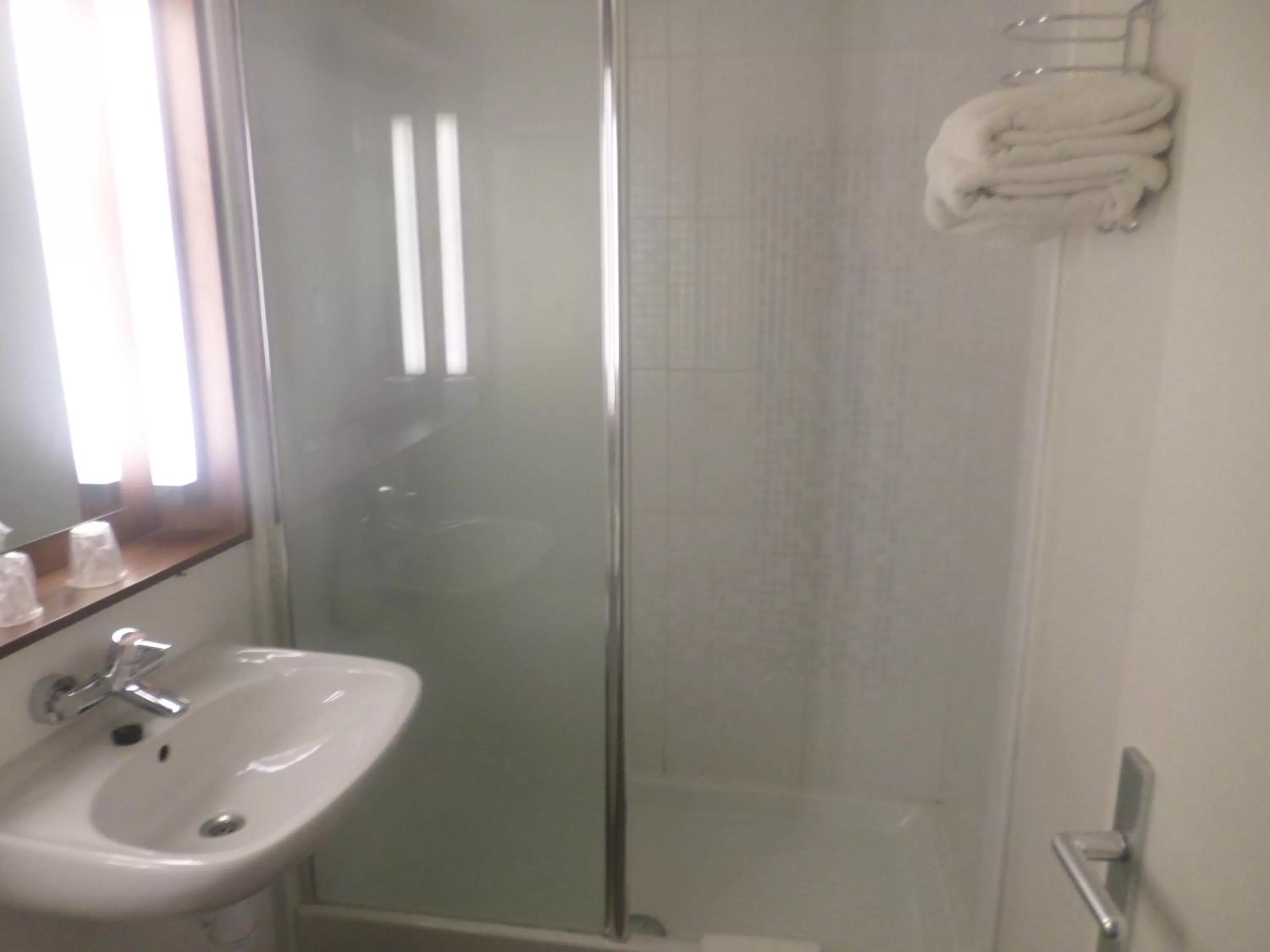 Standard Twin Room in Campanile Lille - Seclin