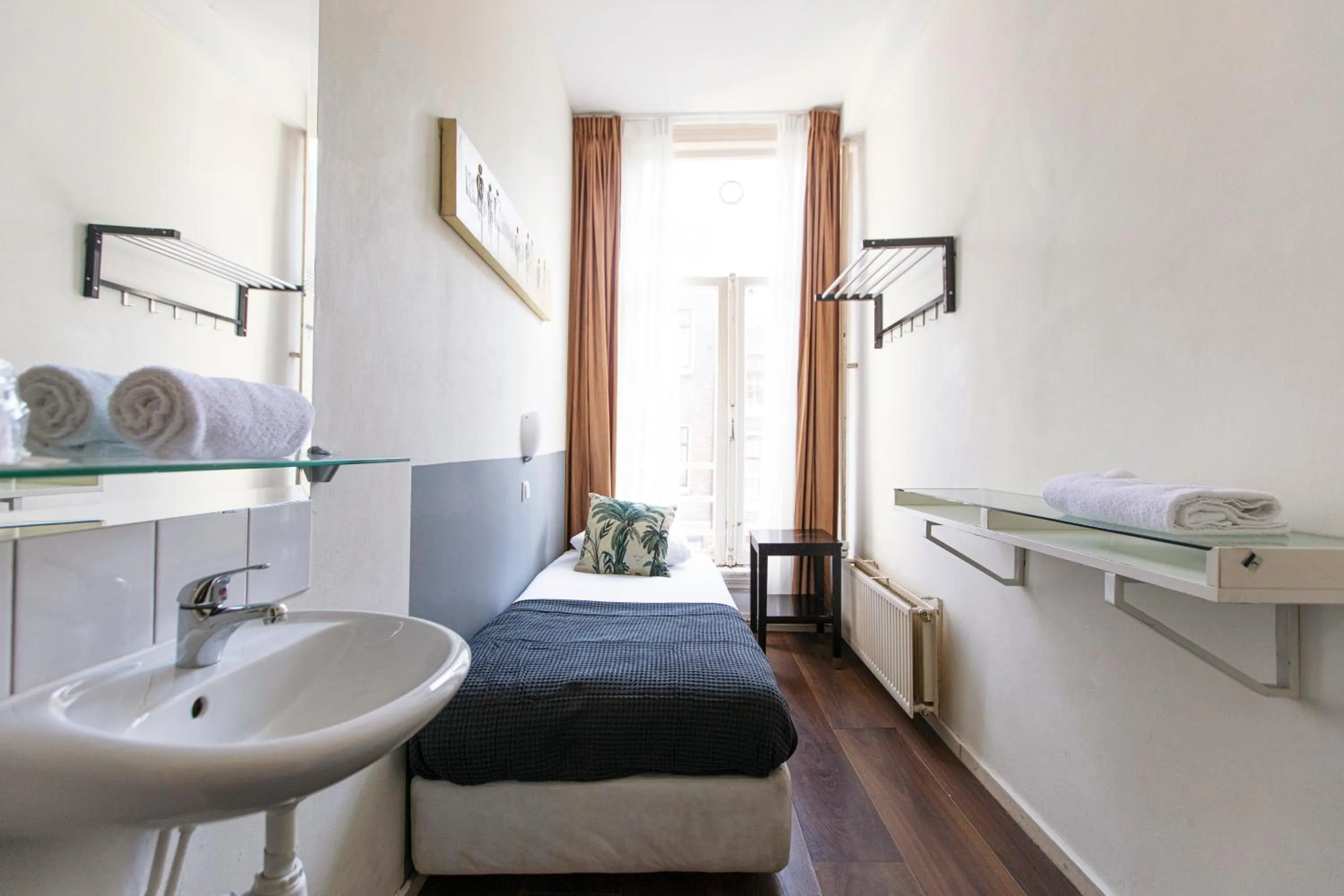 Single Room with Shared Bathroom in Quentin Arrive Hotel