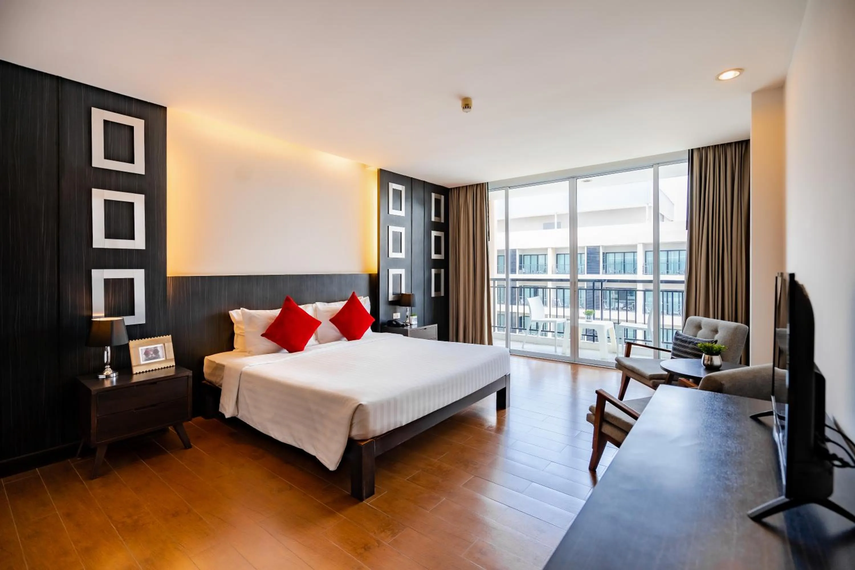 Deluxe City View King Room in Hotel J Pattaya