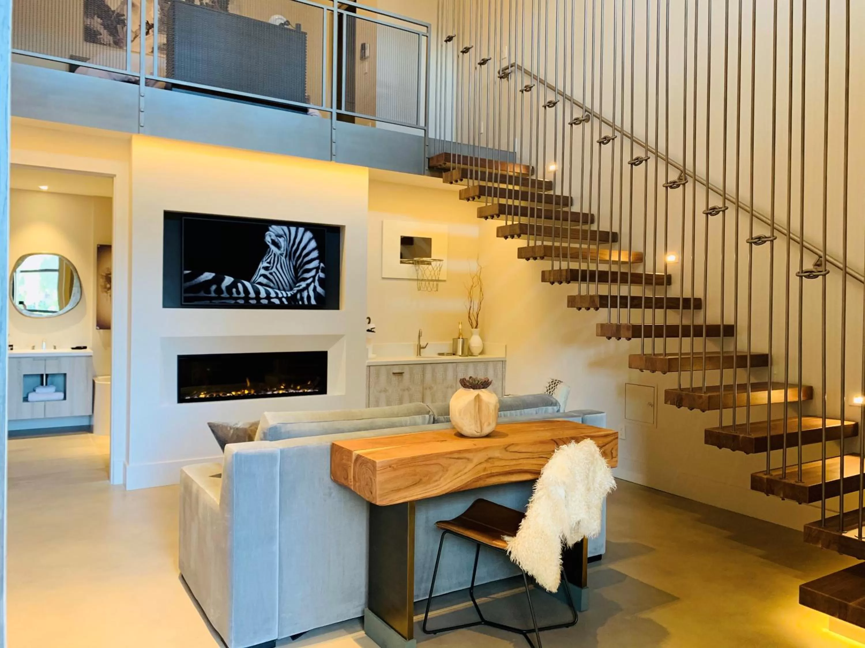 Two-Level King Loft Suite in R Inn Napa