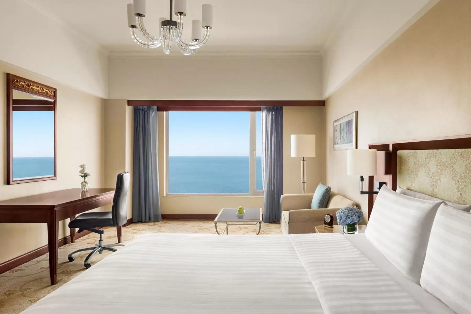 Horizon Club Sea View Room in Shangri-La Beihai