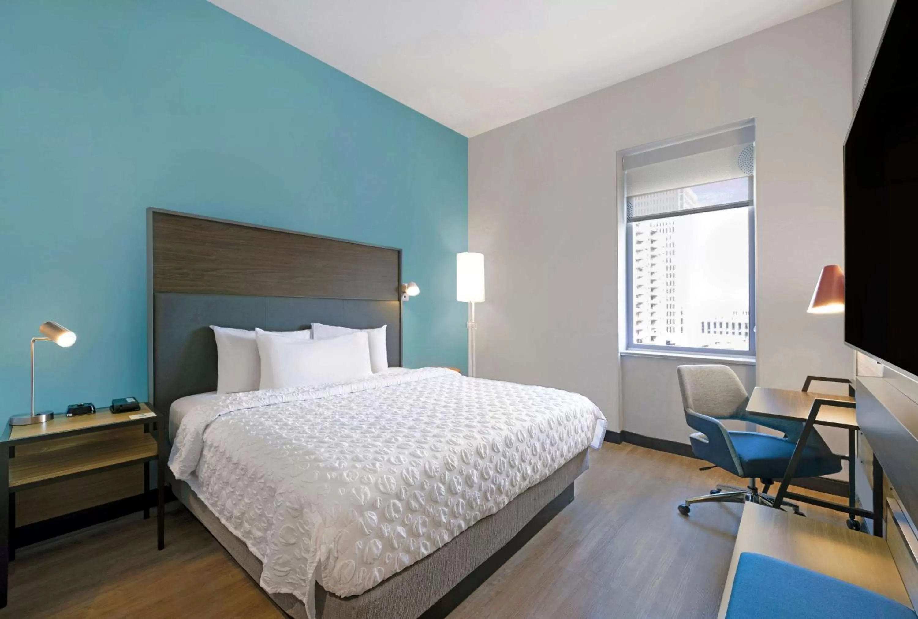 King Room with Bath Tub - Mobility Access in Tru By Hilton Minneapolis Downtown