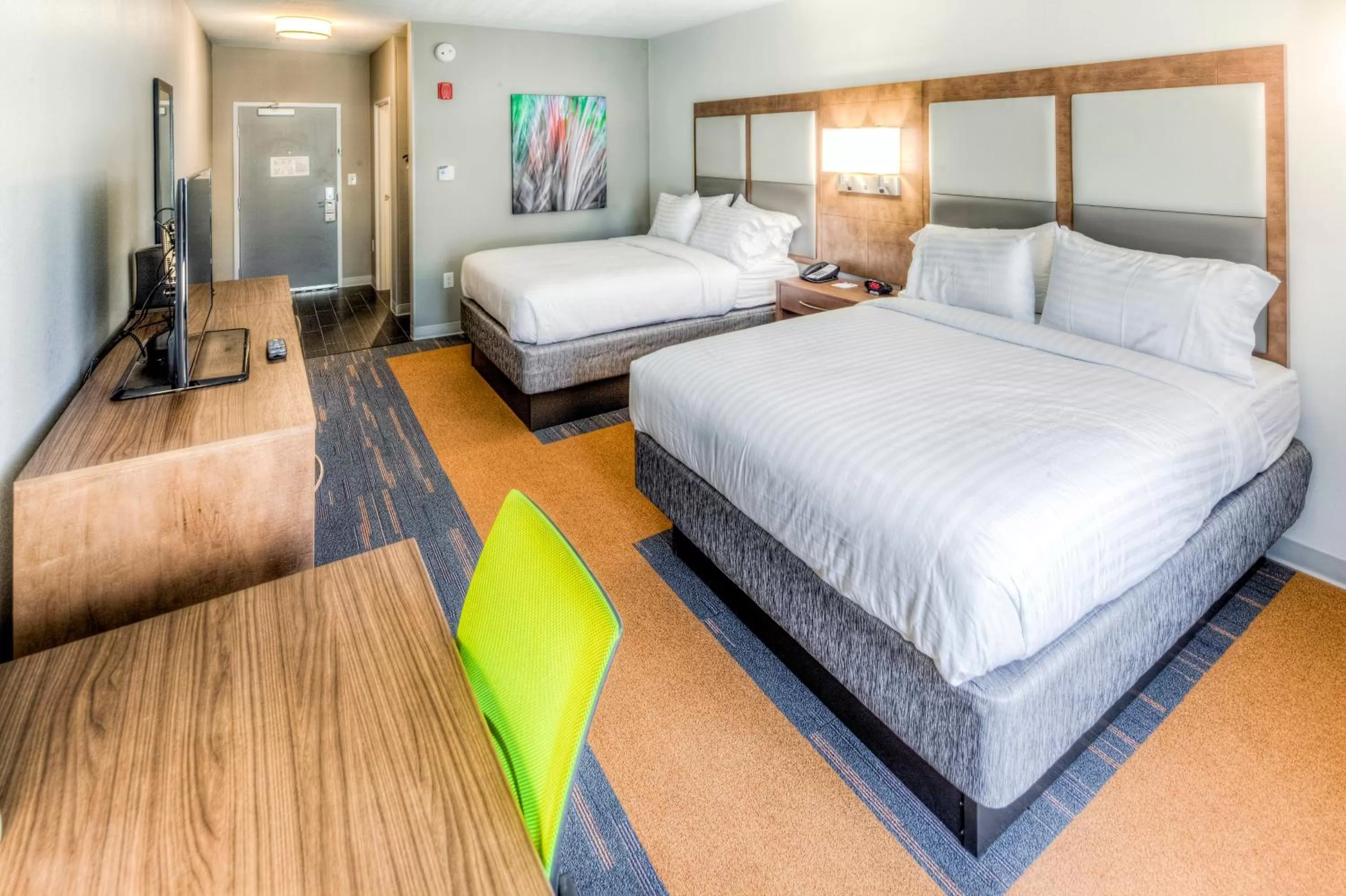 Queen Suite with Two Queen Beds in Holiday Inn Express & Suites Cleveland/Westlake by IHG
