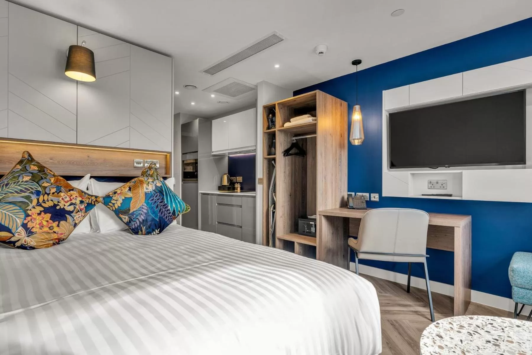 Standard Studio in Roomzzz Edinburgh