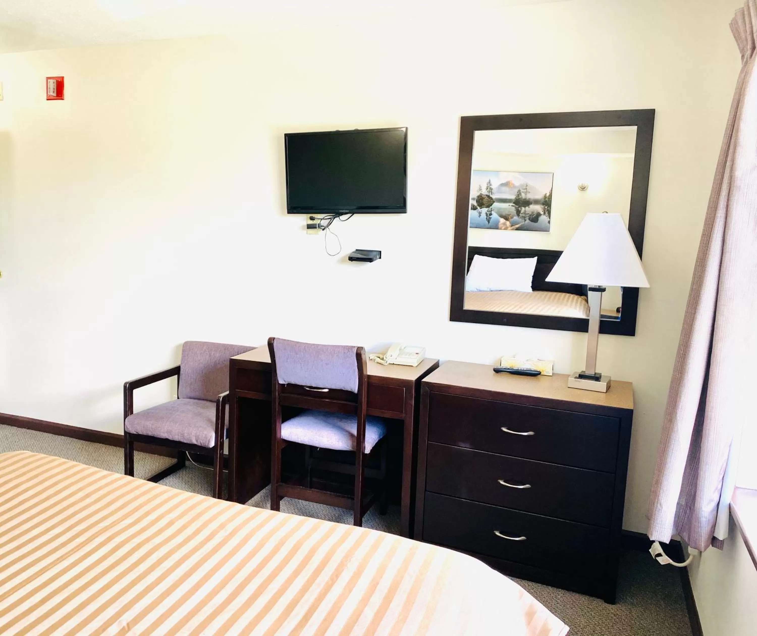 Deluxe Queen Room in Happy Day Inn