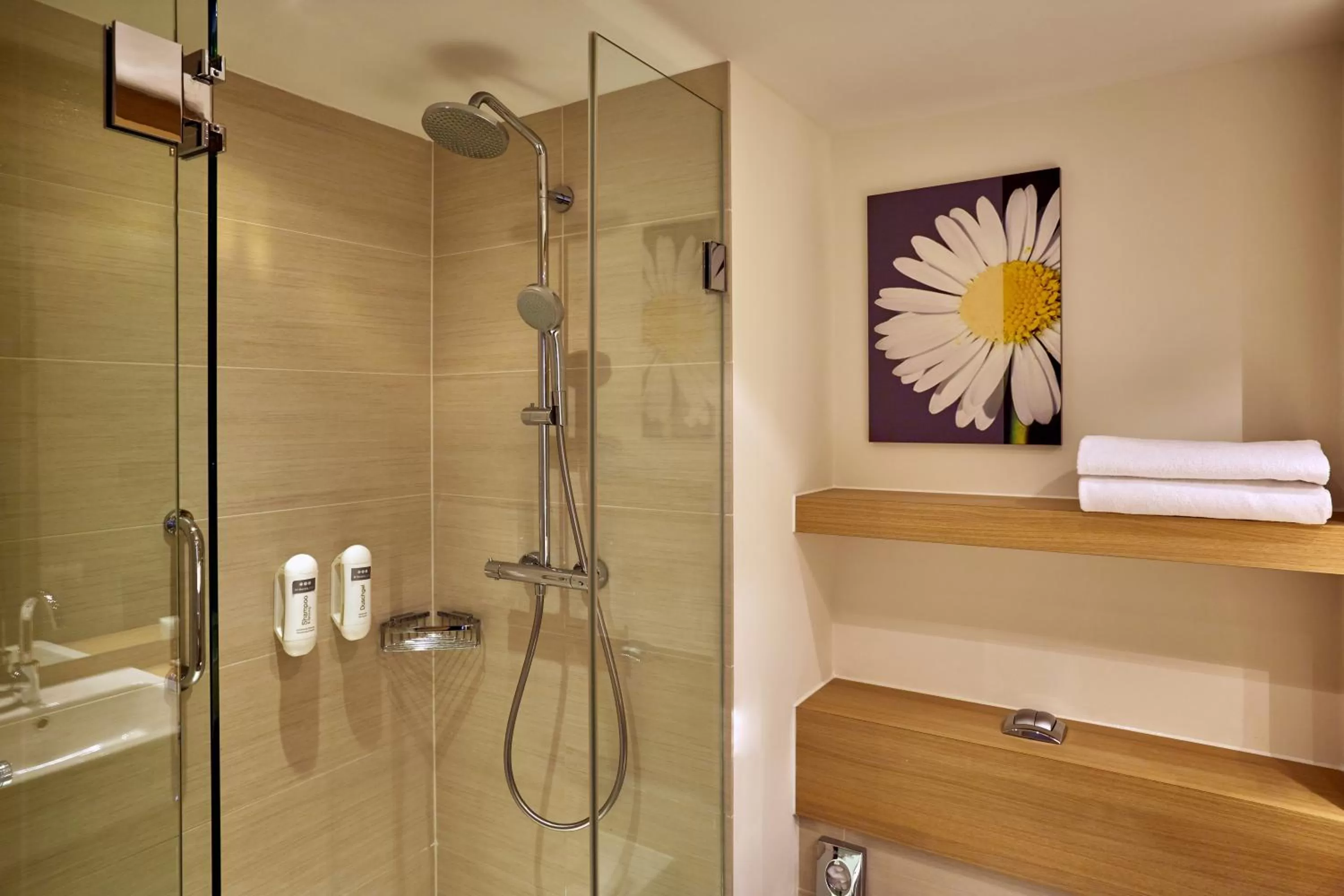 Comfort Twin Room with Extra Bed in H+ Hotel Zürich