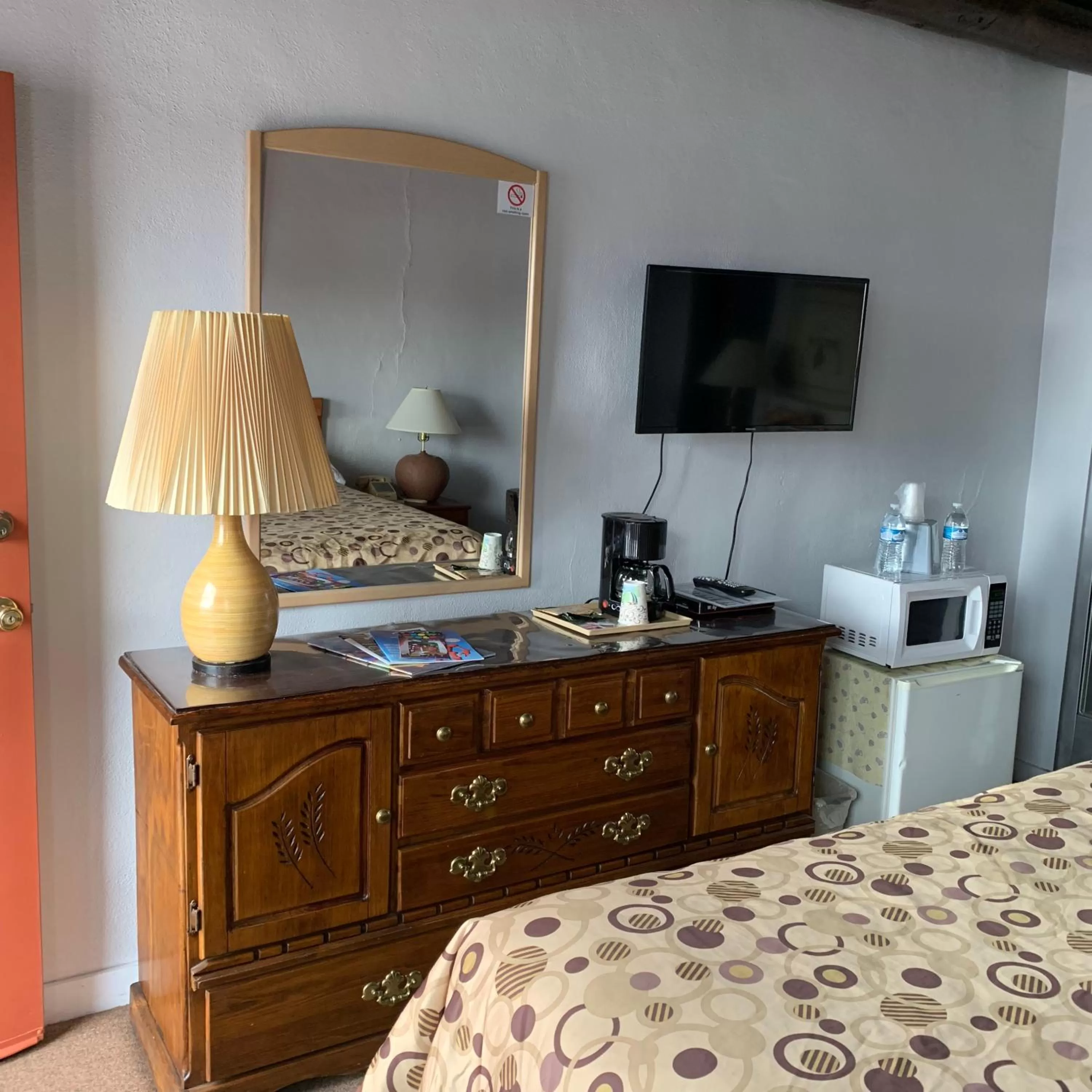 Queen Room Non Smoking in Cottonwood Court Motel