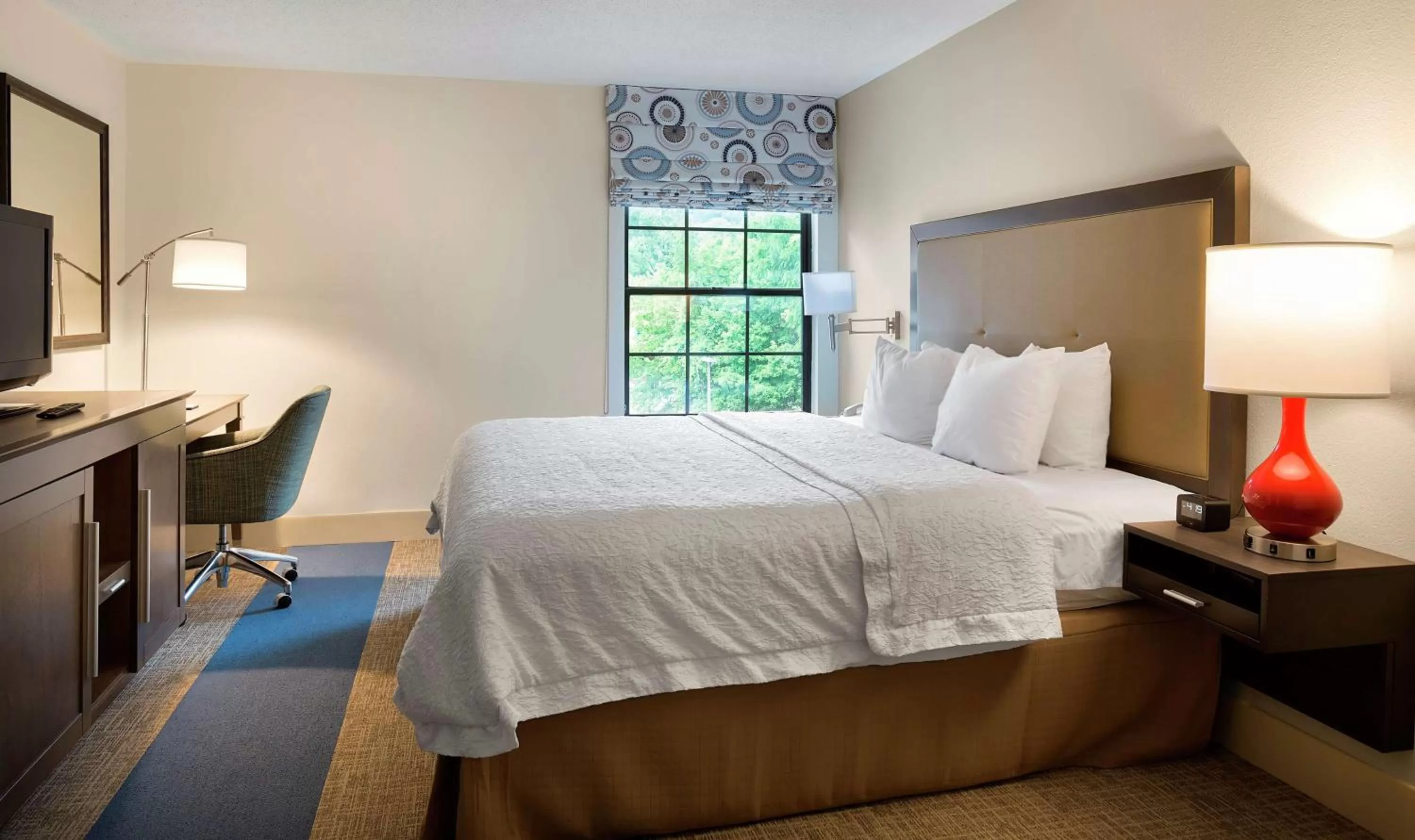 One-Bedroom King Suite with Whirlpool - Non-Smoking  in Hampton Inn Helen