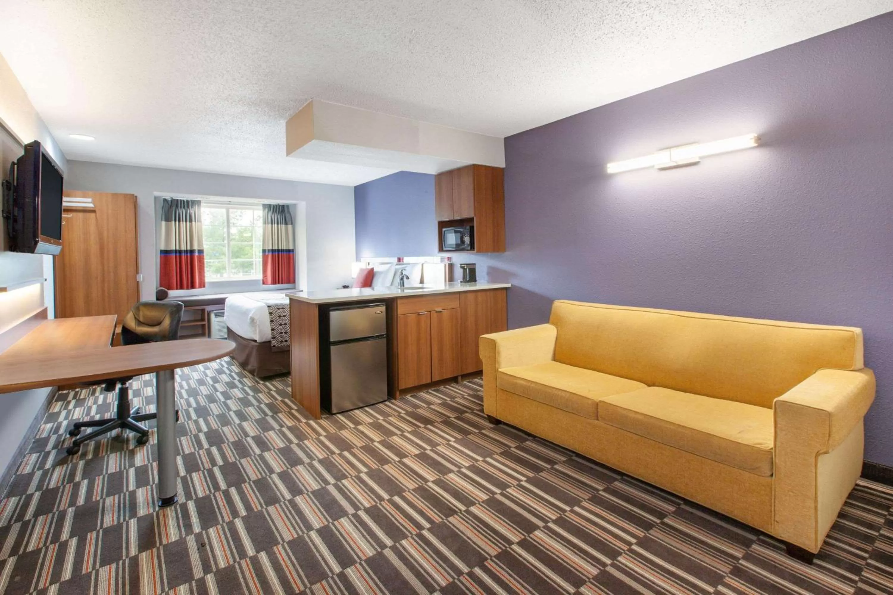 Queen Suite with Sofa Bed - Non-Smoking in Microtel Inn & Suites by Wyndham Pittsburgh Airport