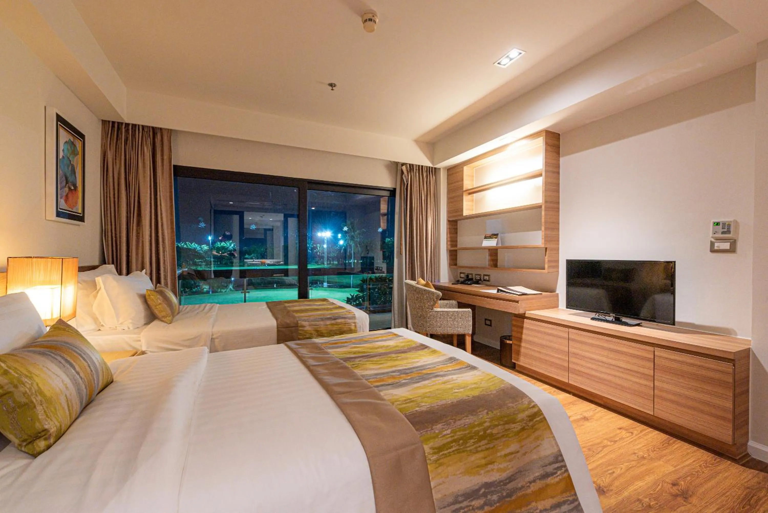 Executive Deluxe Suite in Summit Windmill Golf Suite Hotel at Suvarnabhumi