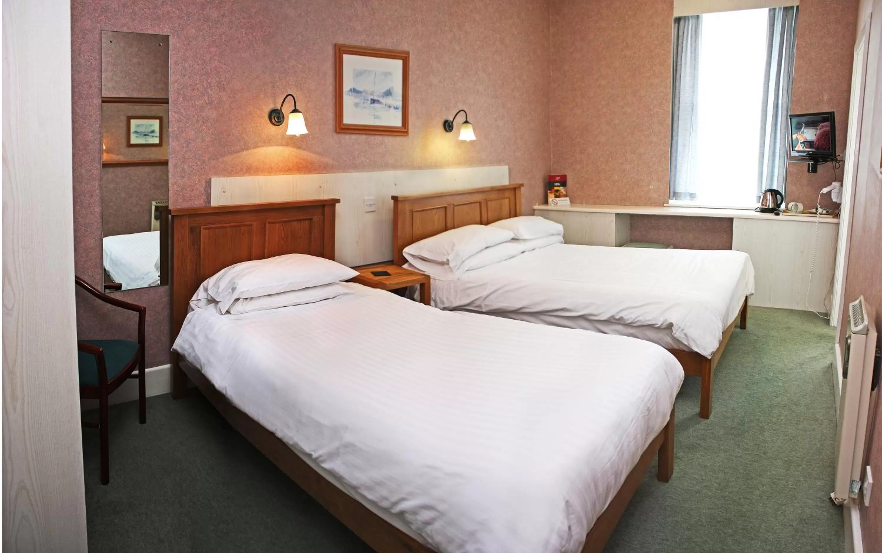 Twin Room in The Raven Hotel