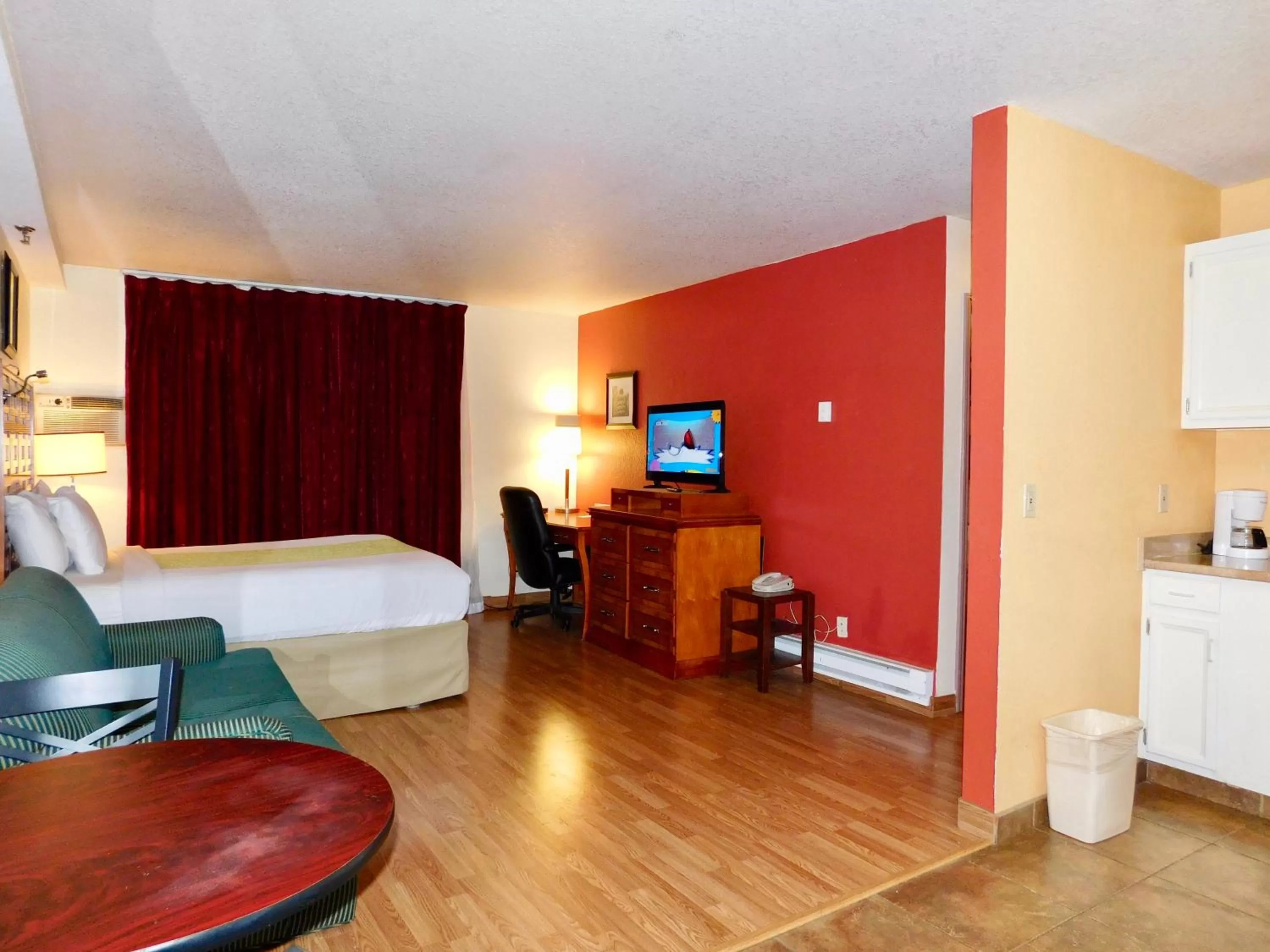 One-Bedroom Queen Suite with Two Queen Beds and Kitchen in Americas Best Value Inn & Suites Anchorage Airport