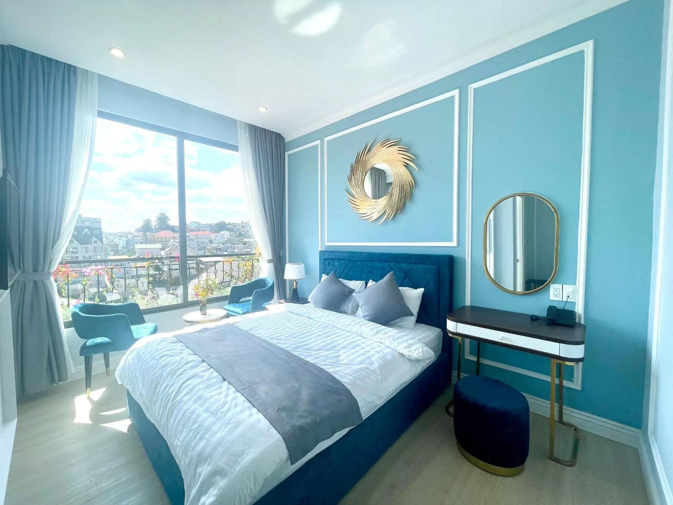 Queen Room with Balcony in An Nhi Hotel