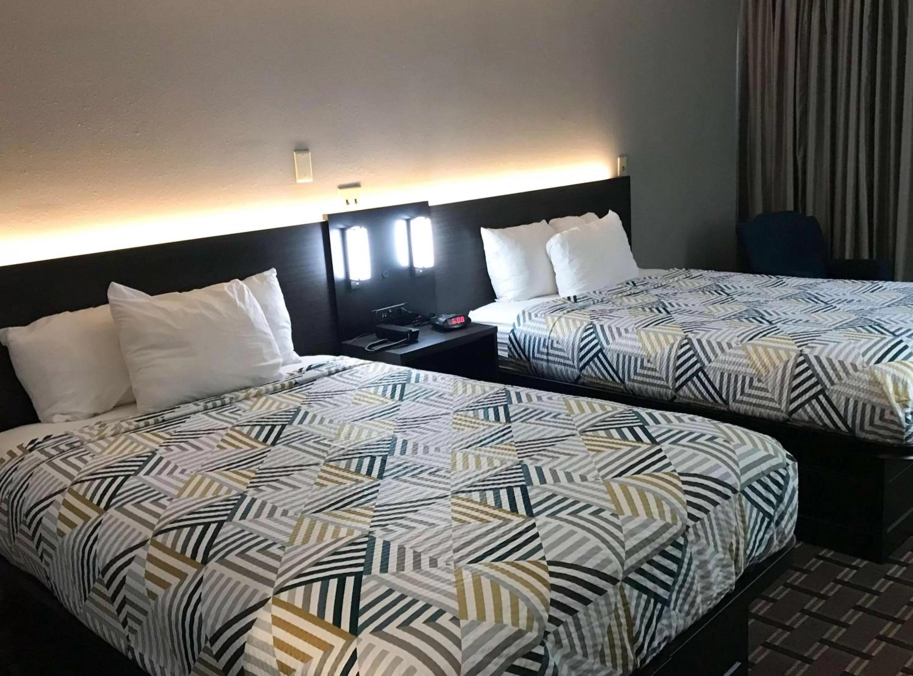 Classic Quadruple Room - Non-Smoking in Studio 6 Suites Tupelo, MS