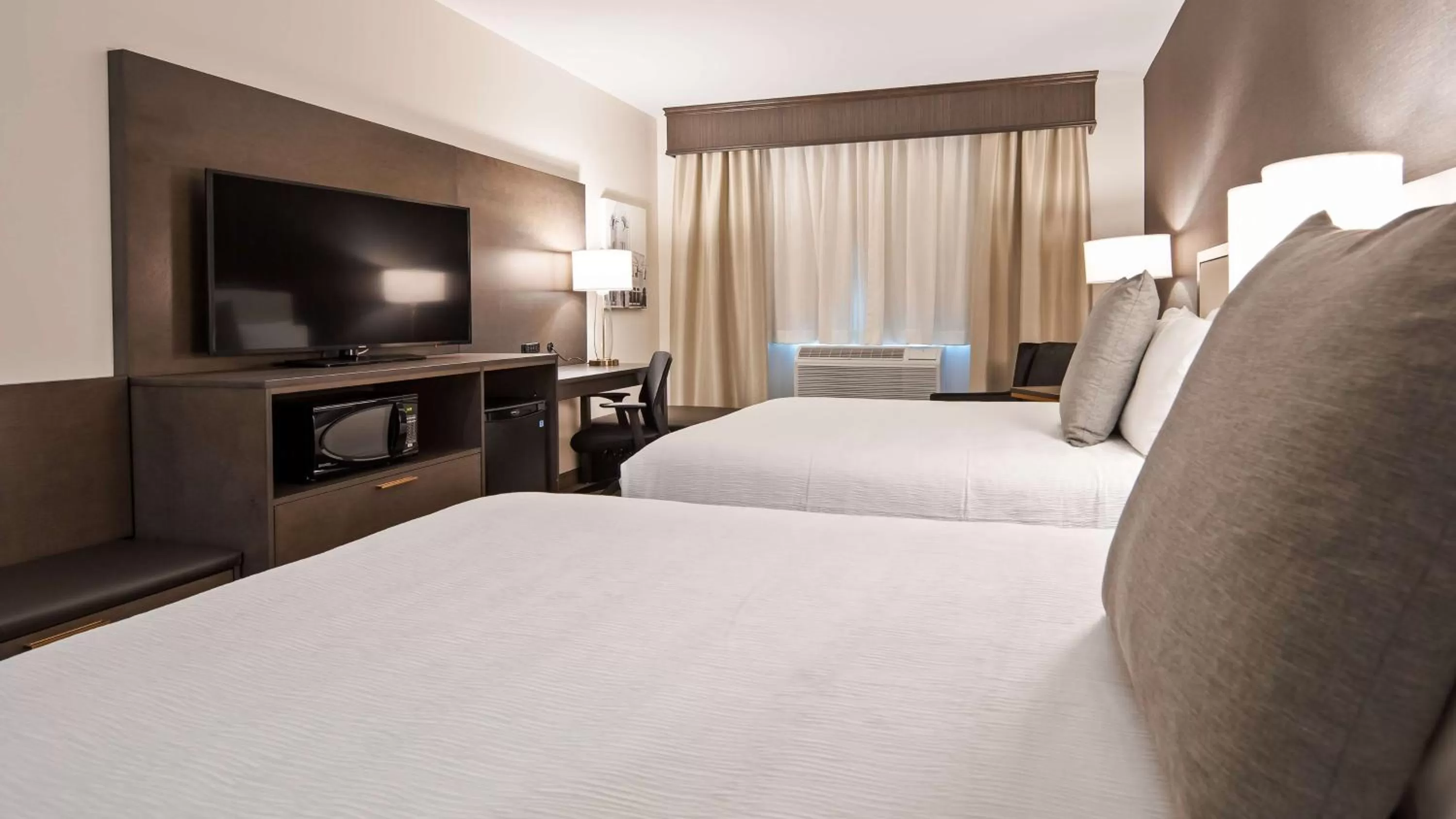 Queen Suite with Two Queen Beds and Bath Tub - Disability Access in Best Western Plus Morden