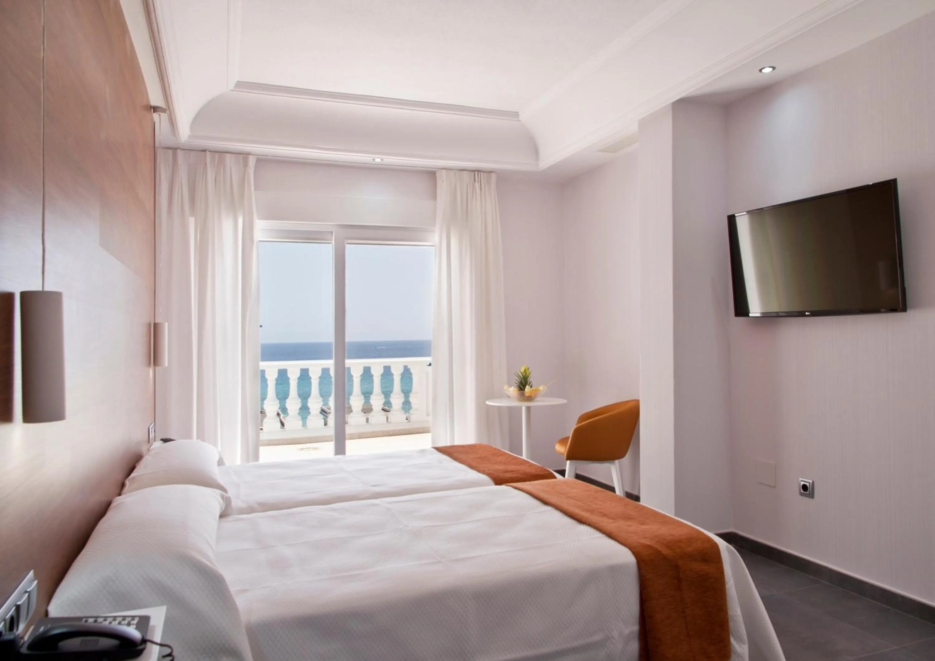 Twin Room with Sea View in Hotel Los Delfines