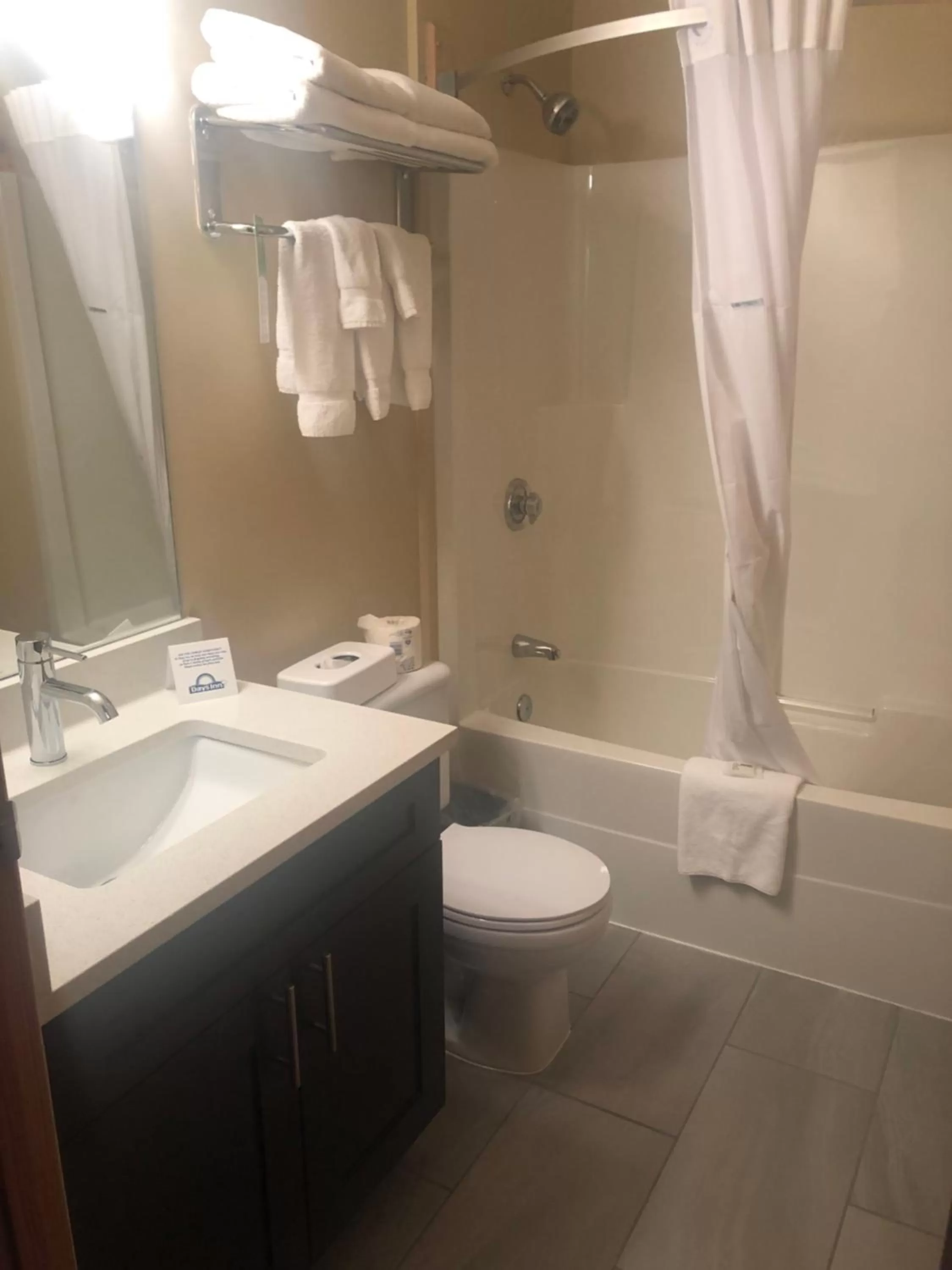 Queen Room - Non-Smoking - Not Pet Friendly in Days Inn by Wyndham Hinton