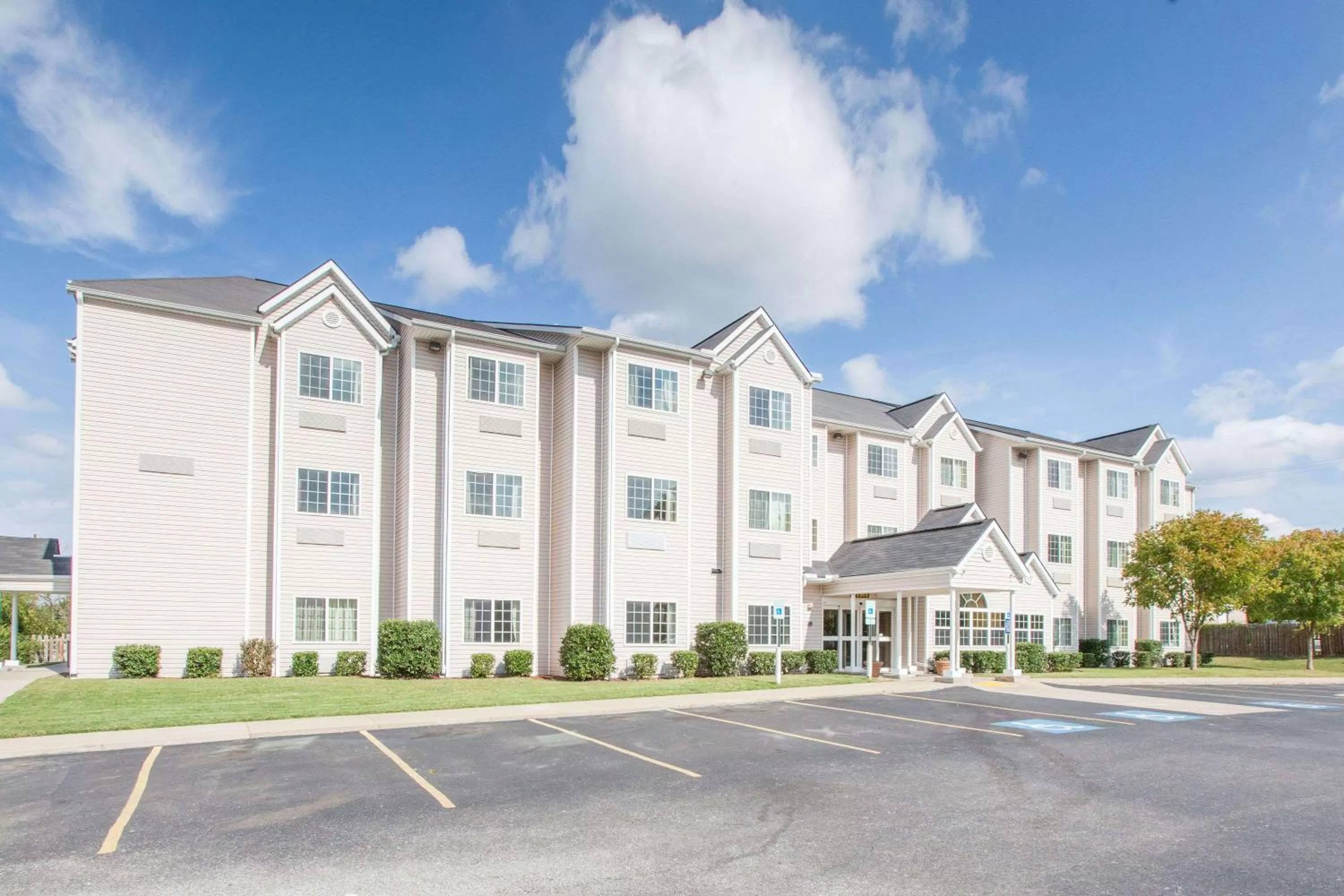 Property building in Microtel Inn by Wyndham Rogers