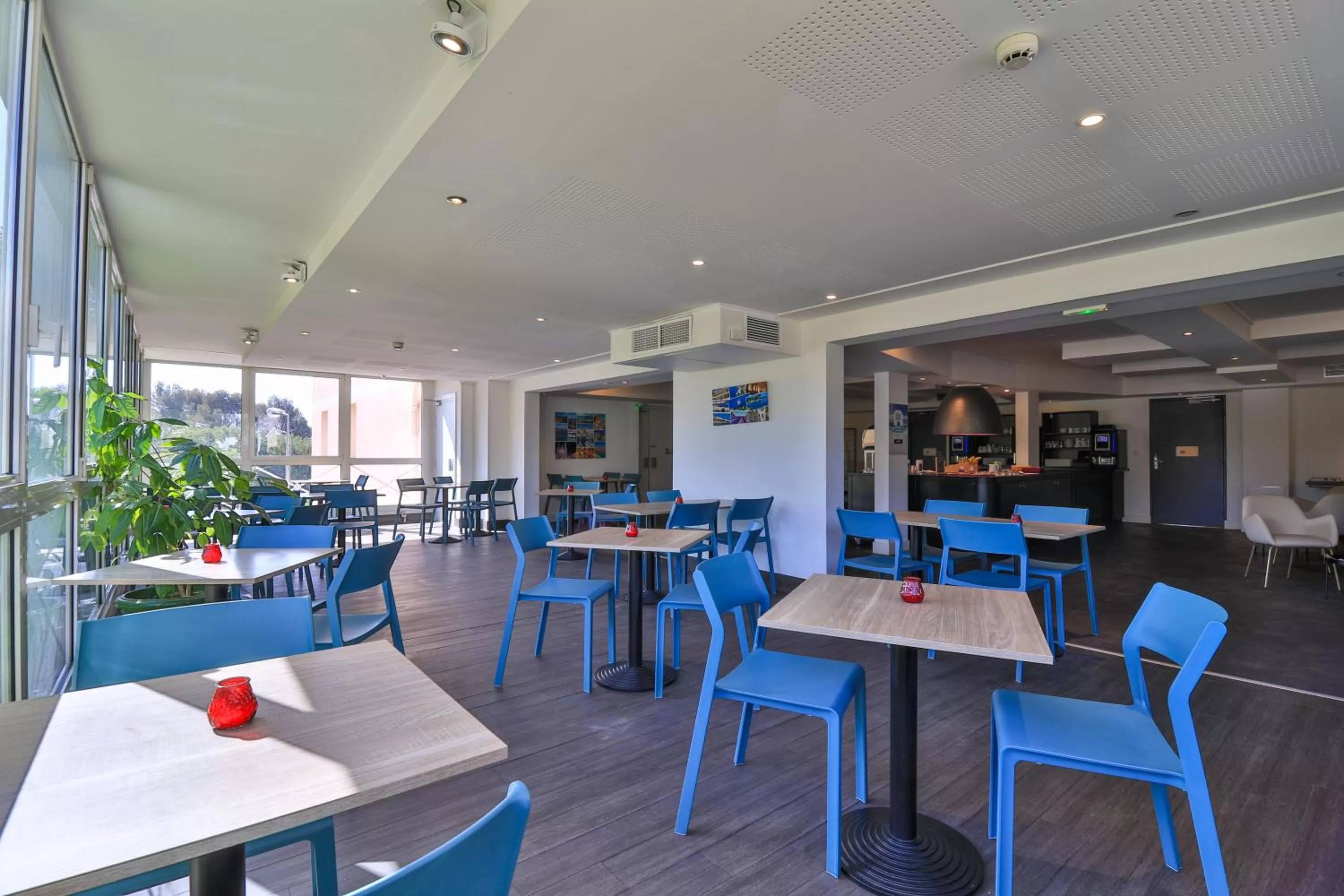 Restaurant/places to eat in Hôtel restaurant Kyriad Fréjus
