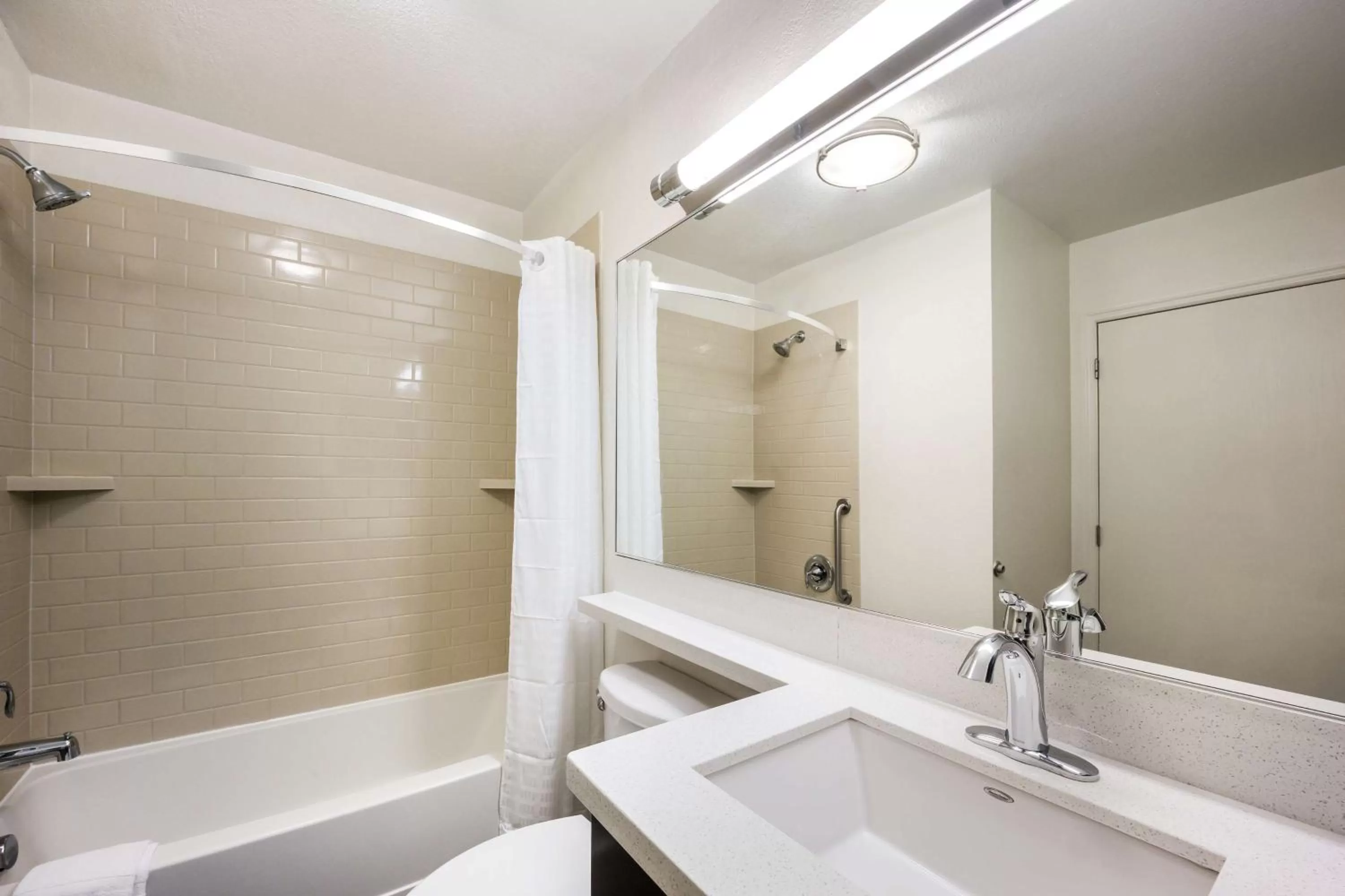 Queen Studio Suite with Bathtub - Mobility Accessible in Sonesta Simply Suites Phoenix Tempe