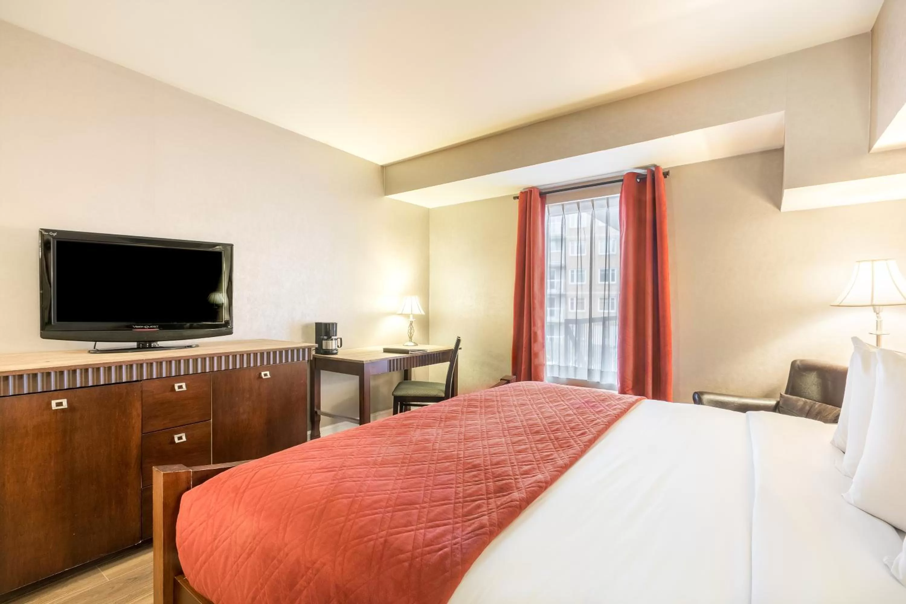 Standard Double Room with Queen Size Bed in Hotel Universel