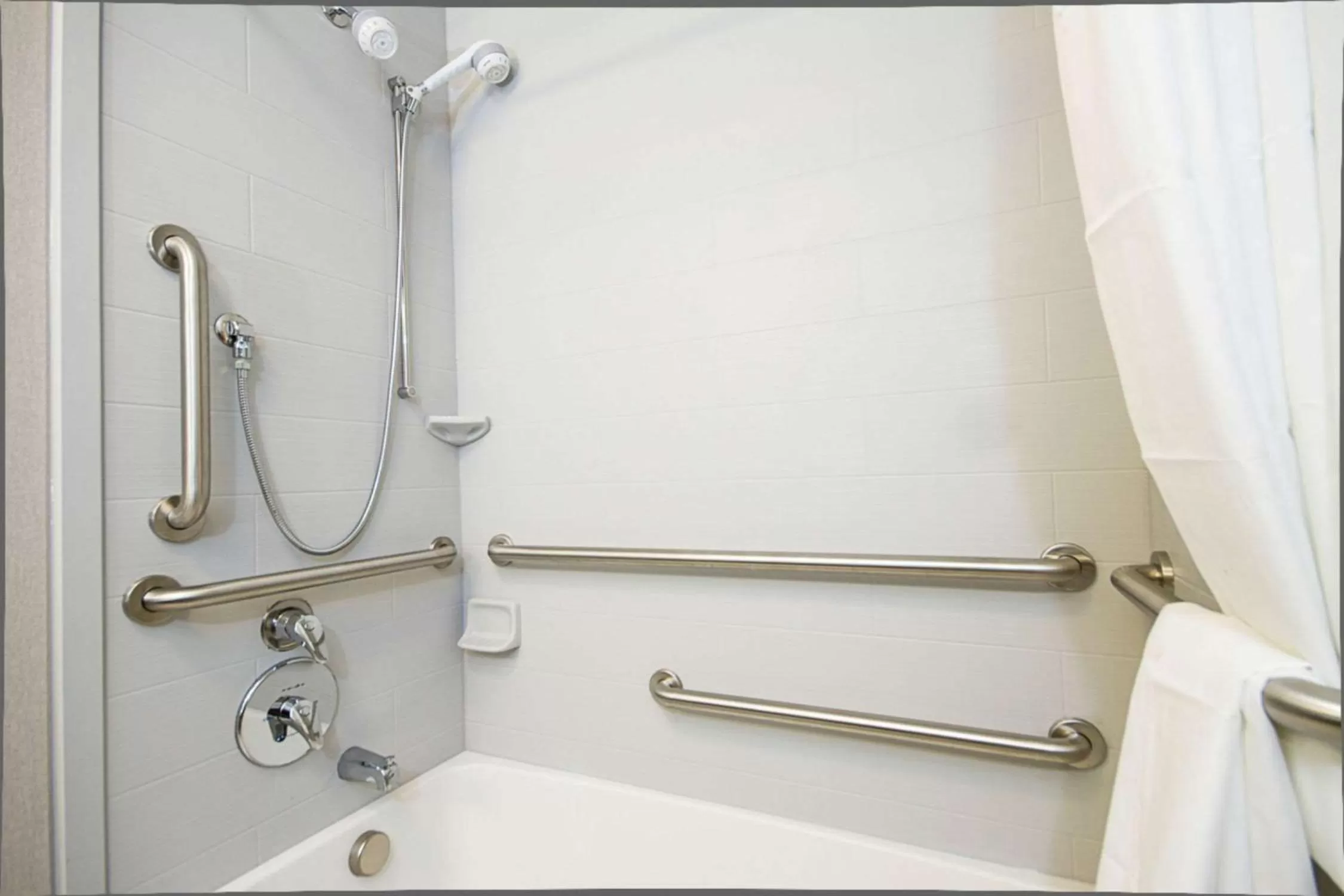 King Room with Tub - Hearing Accessible - Non-Smoking in Hampton Inn and Suites Roanoke Airport/Valley View Mall