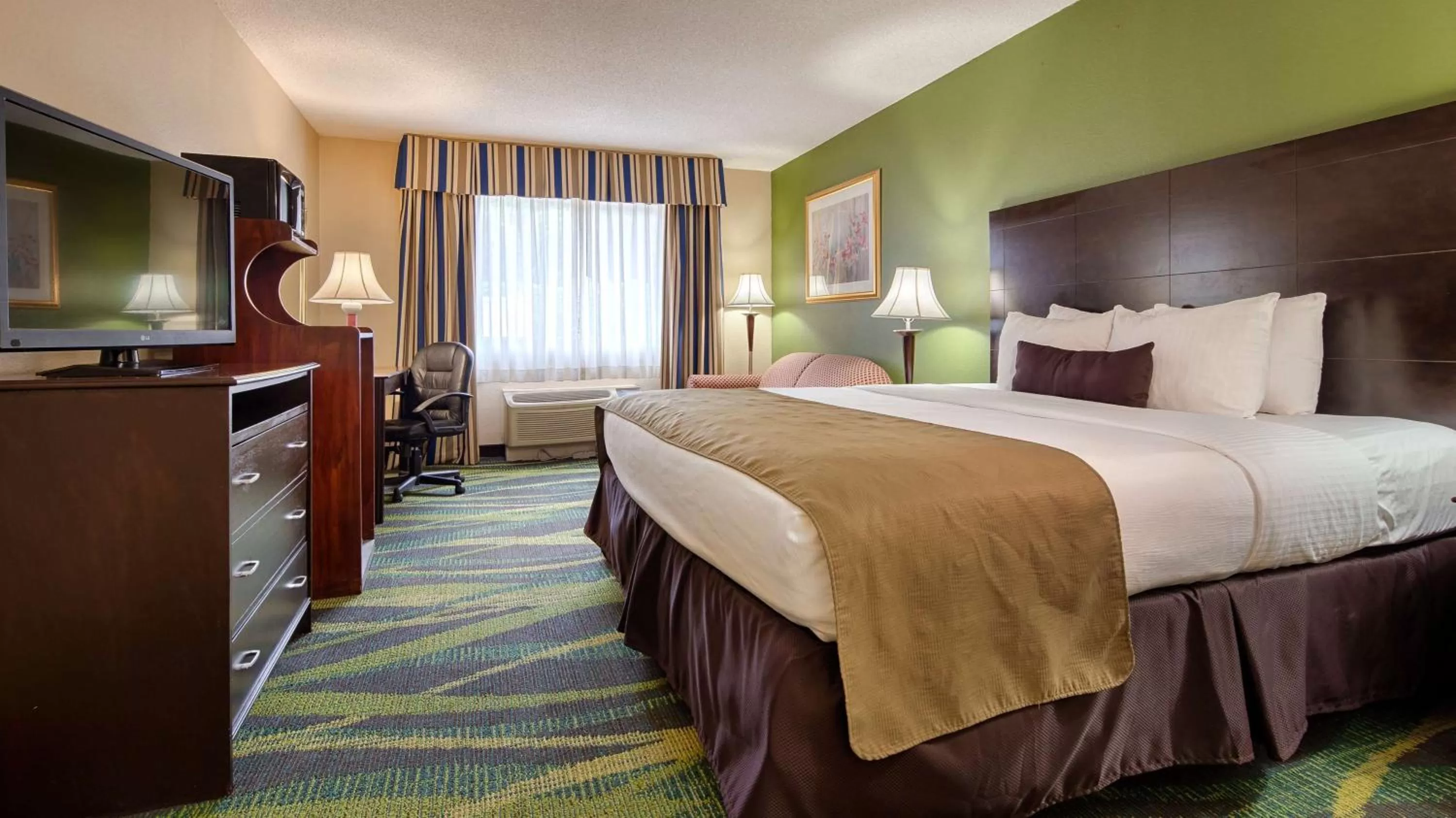 King Room - Non-Smoking in Best Western Plus Philadelphia Bensalem Hotel