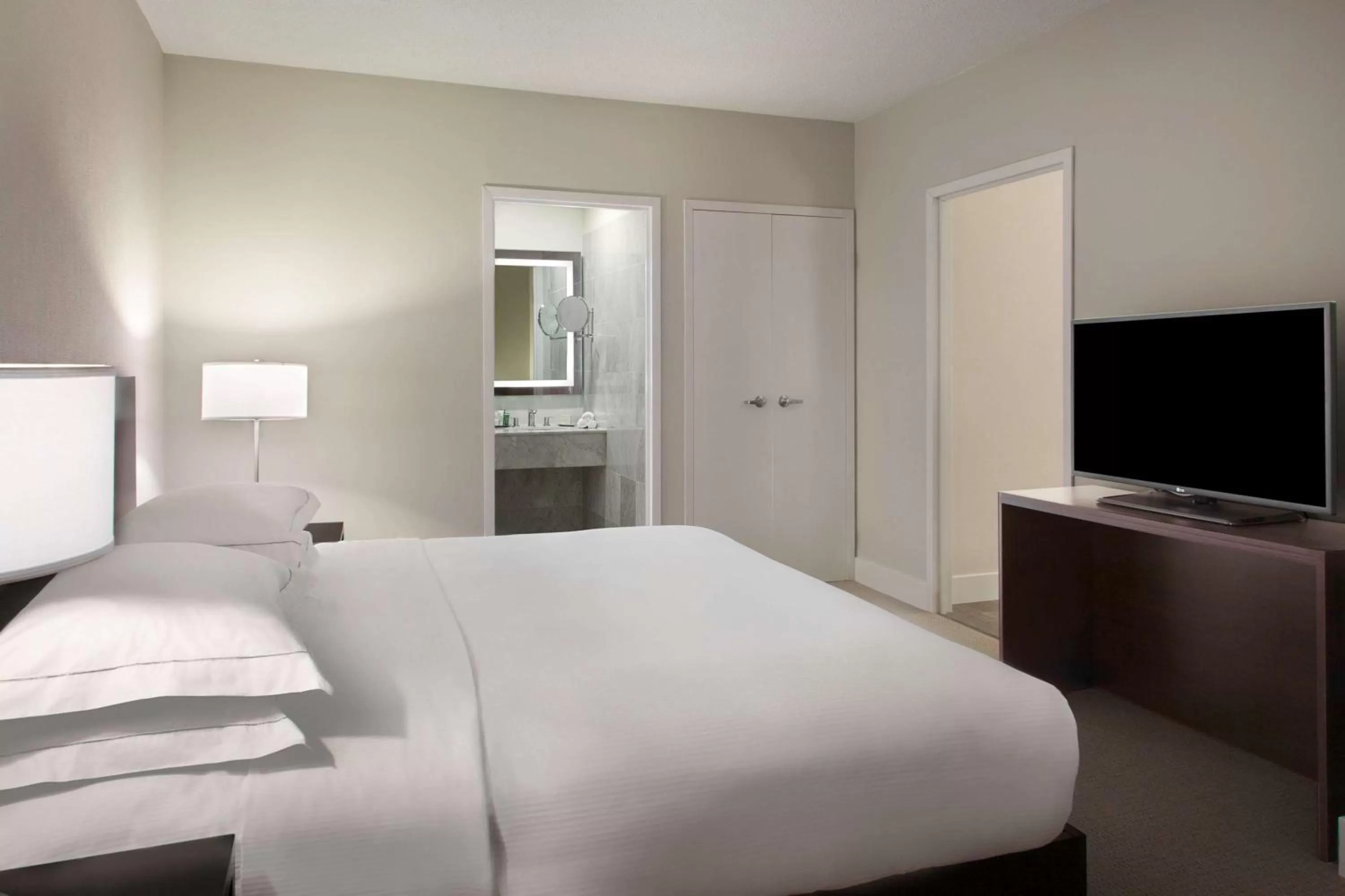 One-Bedroom King Suite with Kitchen in Hilton Suites Toronto-Markham Conference Centre & Spa