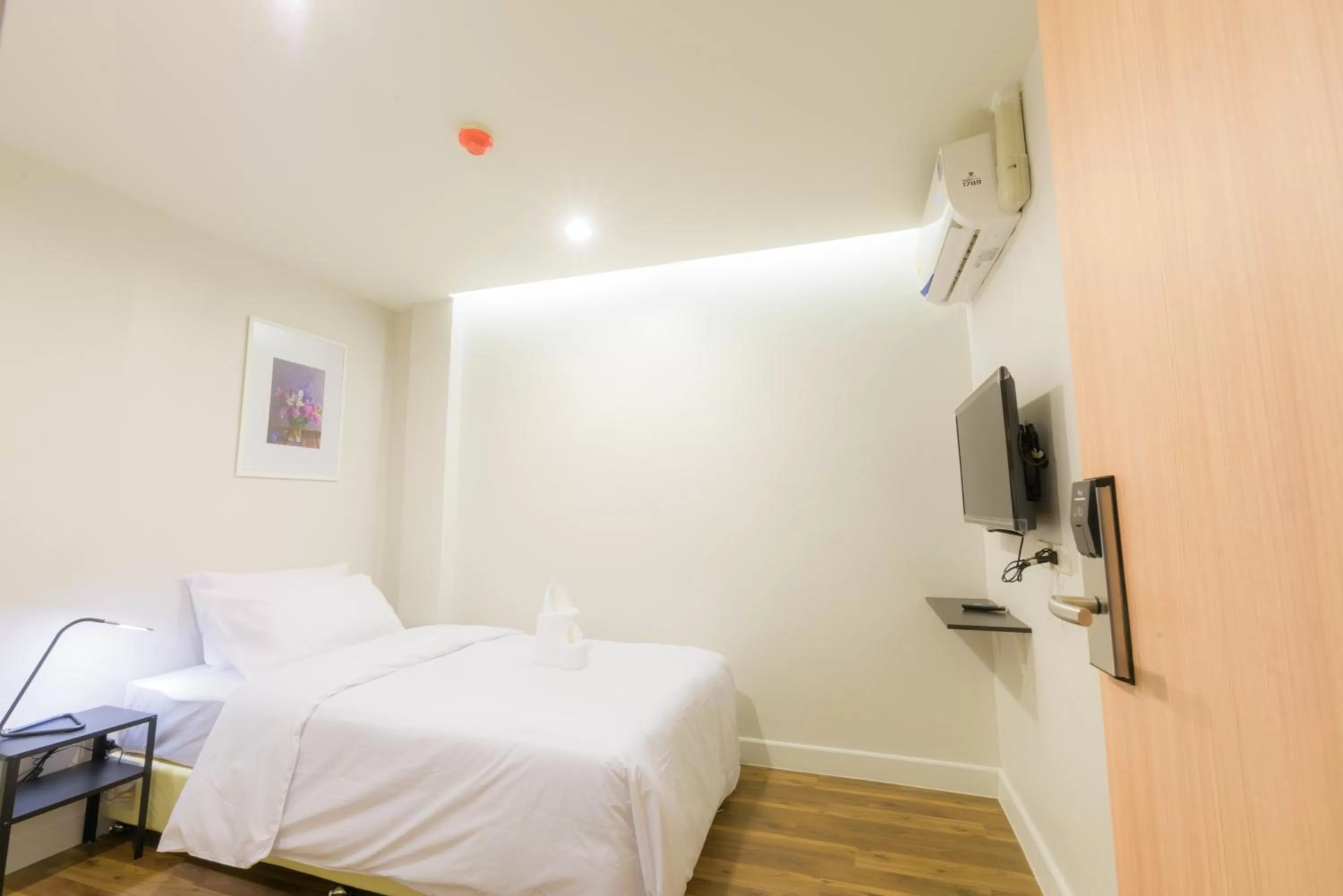 Standard Single Room (No Window) in Metro hotel