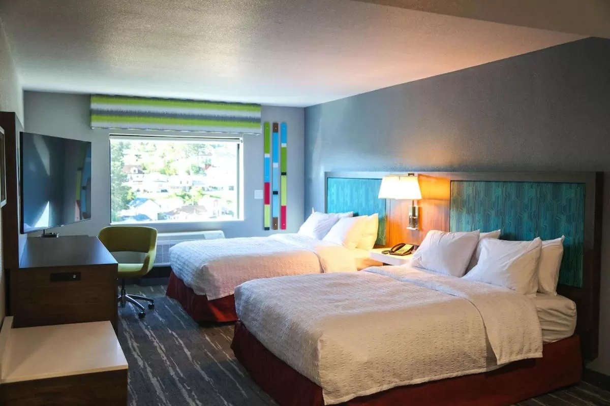 Queen Room with Two Queen Beds with Bath Tub and City View - Mobility Accessible in Hampton Inn Lead