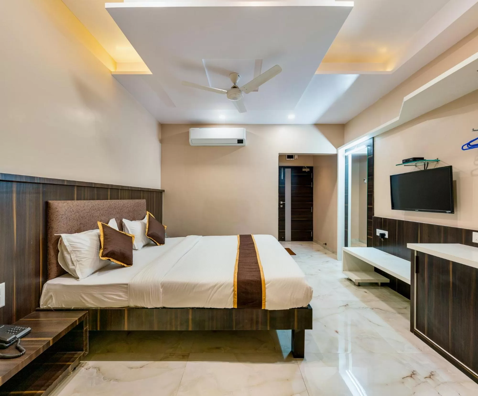 King Room in Hotel Aatithya Satkar Near Mahalaxmi Temple