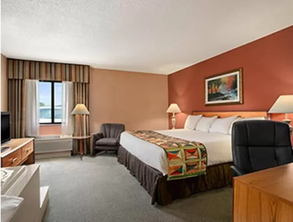 King Studio Suite - Non-Smoking in Baymont by Wyndham Sullivan