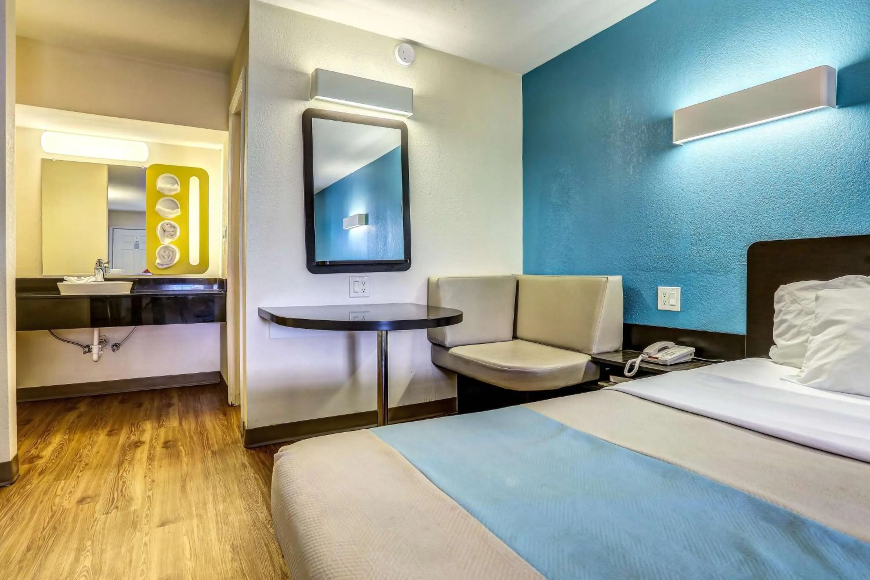 Deluxe Queen Room - Non-Smoking in Motel 6-Dickson, TN