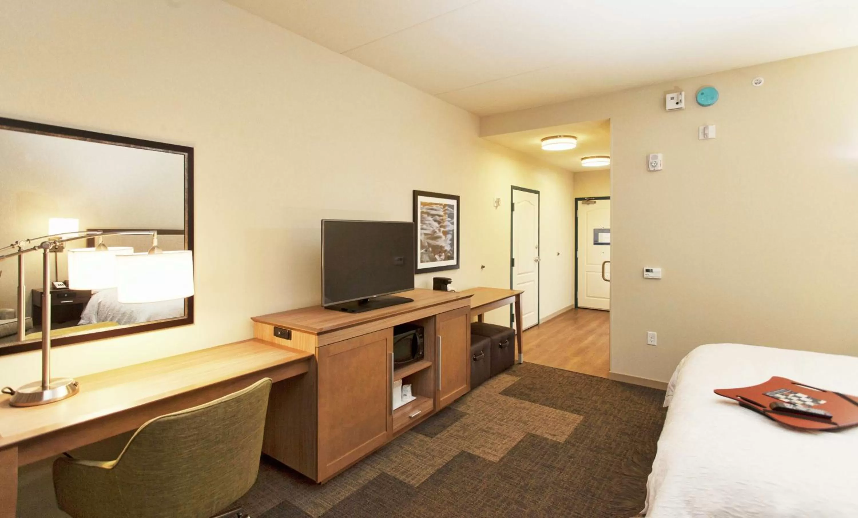 King Room with Roll-In Shower - Mobility Access/Non-Smoking in Hampton Inn Hibbing