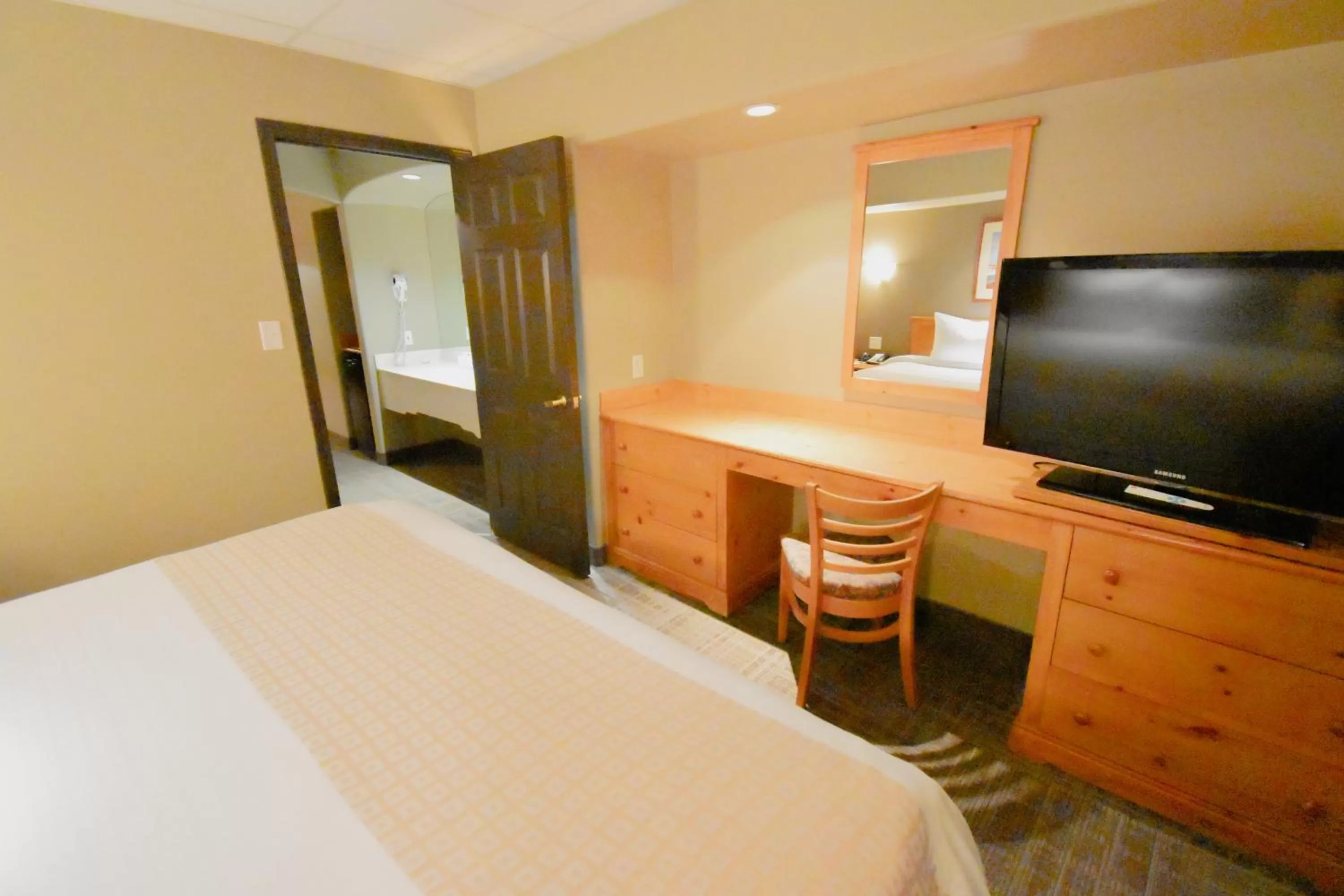 King Suite in Canad Inns Destination Centre Portage la Prairie