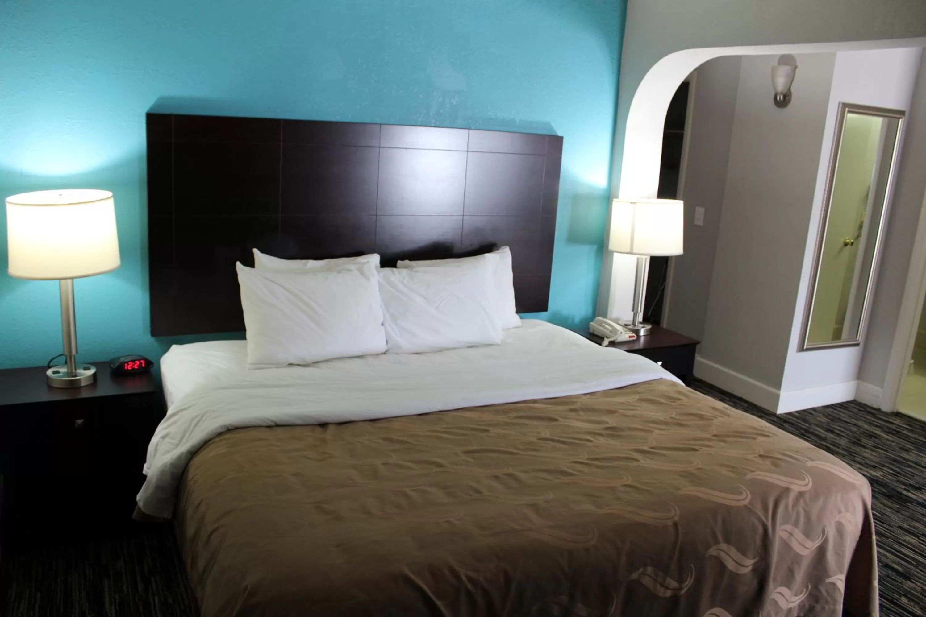 King Suite - Accessible/Non Smoking in Quality Inn Crossville Near Cumberland Mountain State Park