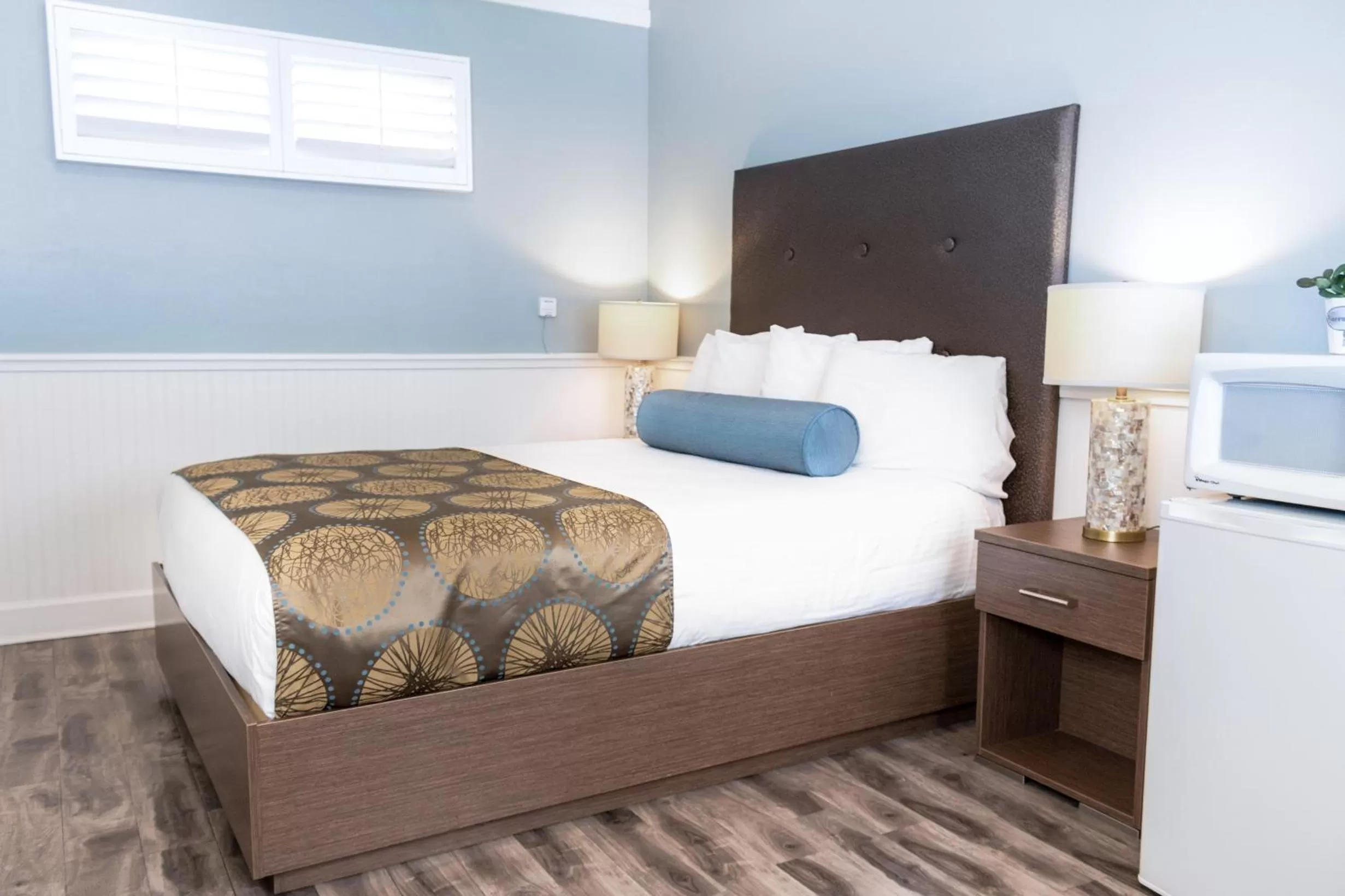 Abalone Room (7), Deluxe III Queen in Ocean Echo Inn & Beach Cottages