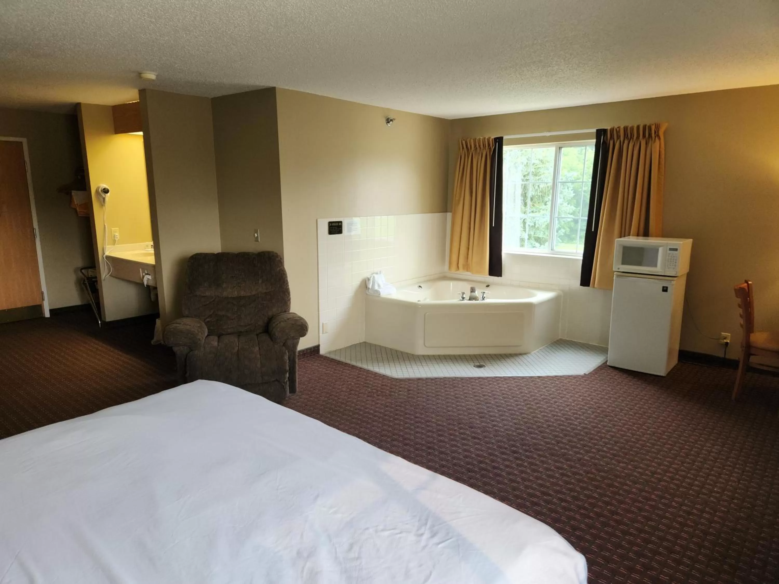 King Suite with Spa Bath in MainStay Suites LeClaire - Quad Cities