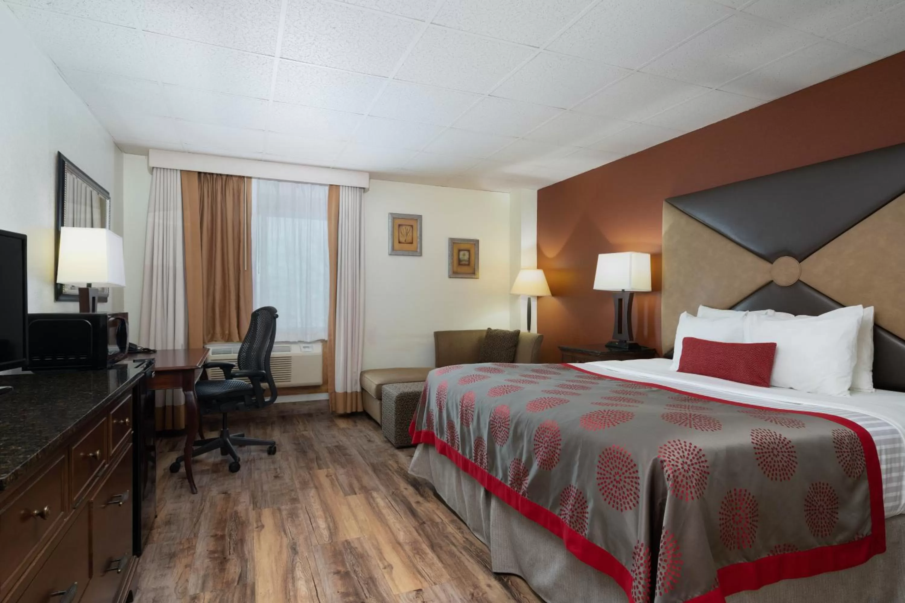King Suite - Non-Smoking in Ramada by Wyndham Albert Lea