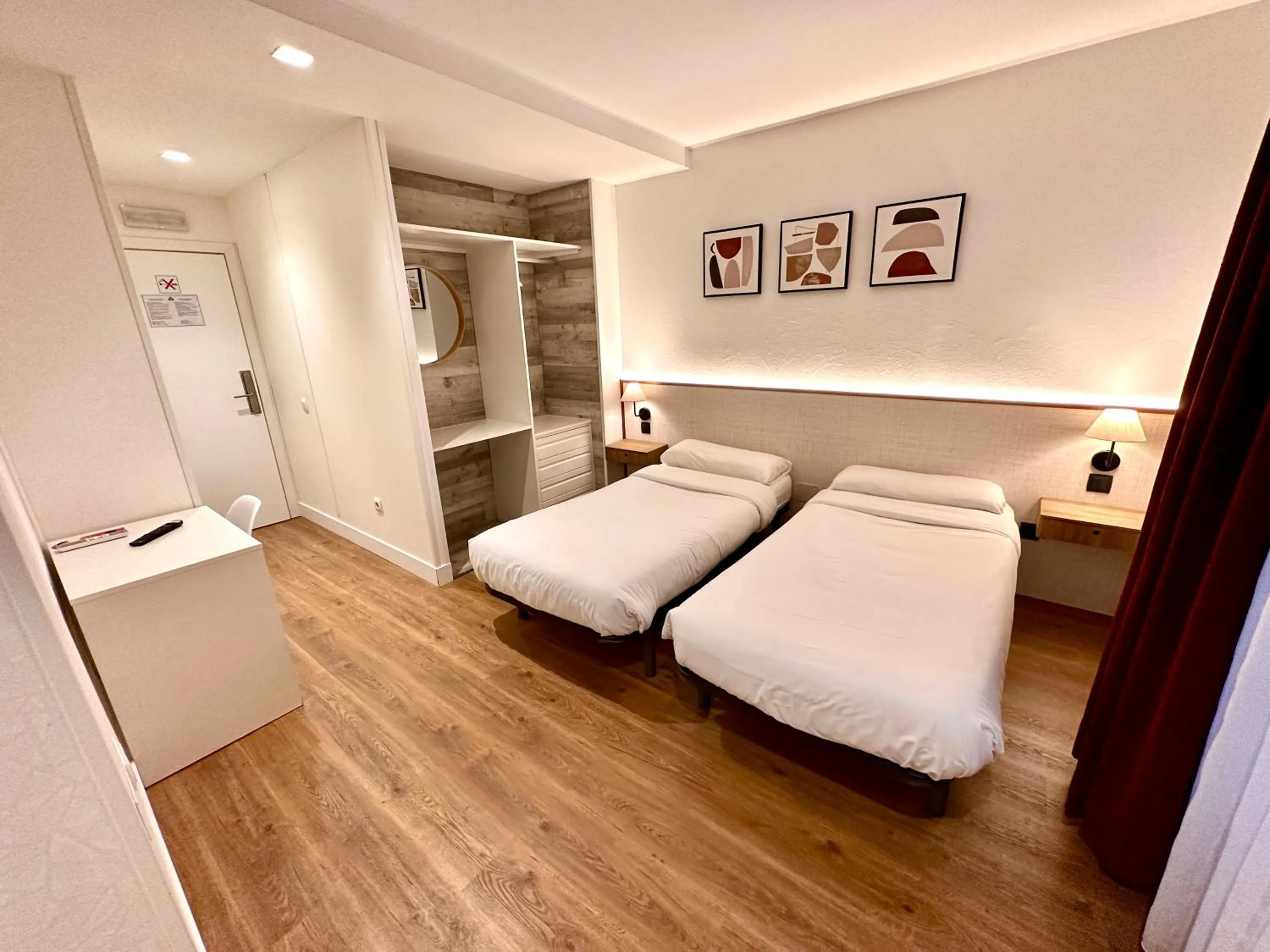 Twin Room with Private Bathroom in Far Home Gran Vía