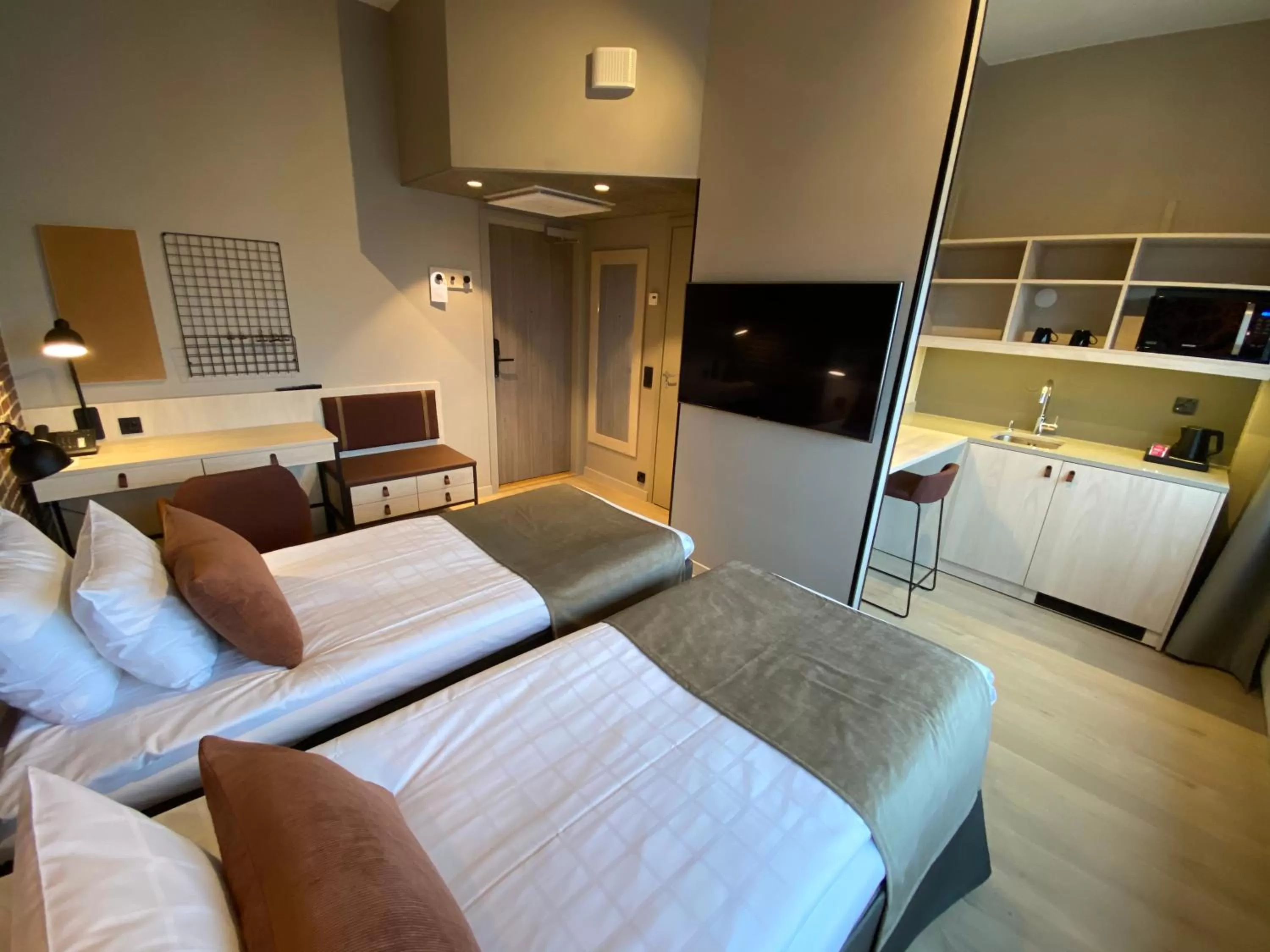 Standard Twin Room with Kitchenette in Skyline Airport Hotel