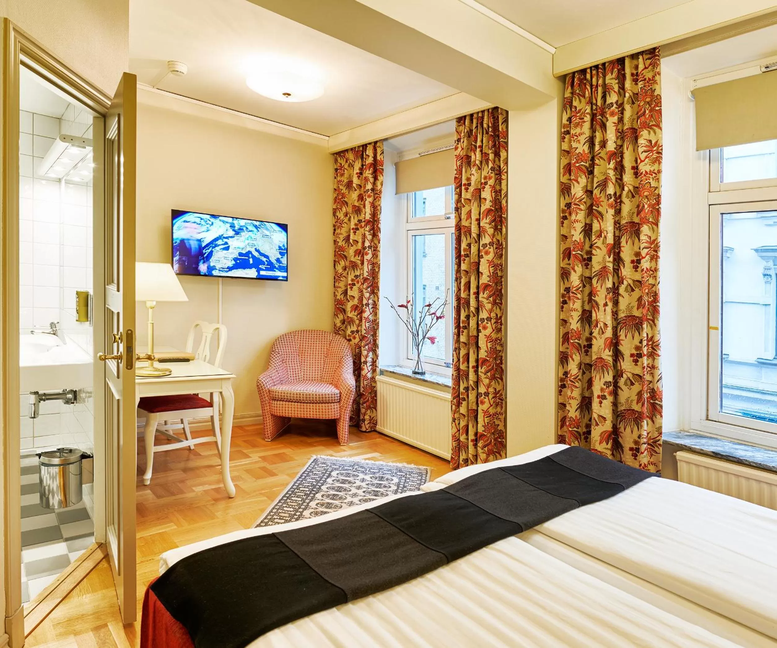 Standard Double or Twin Room in Hotel Royal
