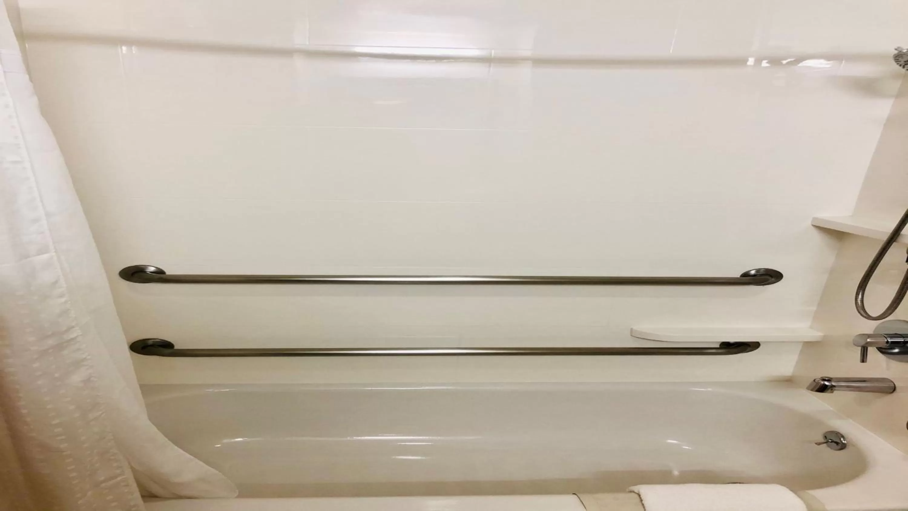 Queen Suite with Two Queen Beds Hearing Accessible Bathtub - Non-Smoking in Holiday Inn Express Berkeley by IHG