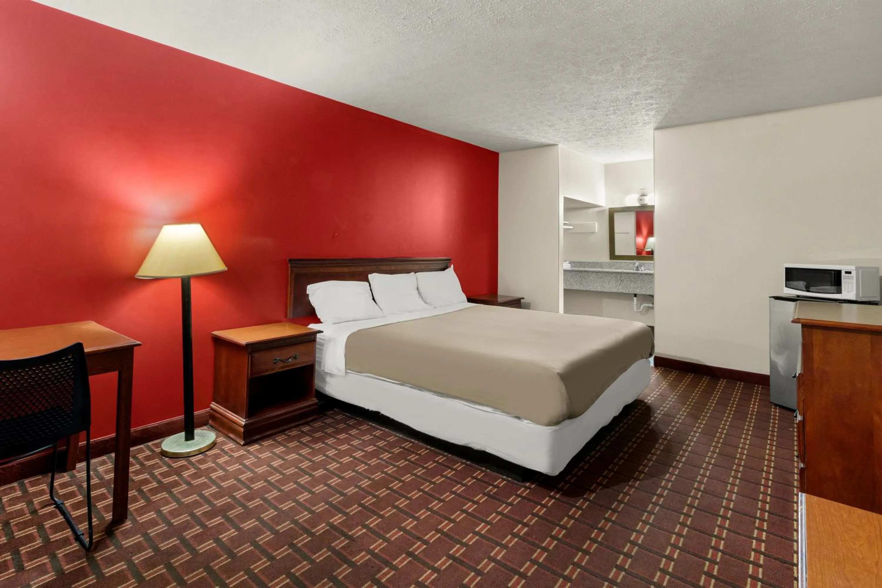 King Room Away From Street - Non Smoking in Rodeway Inn Dickson