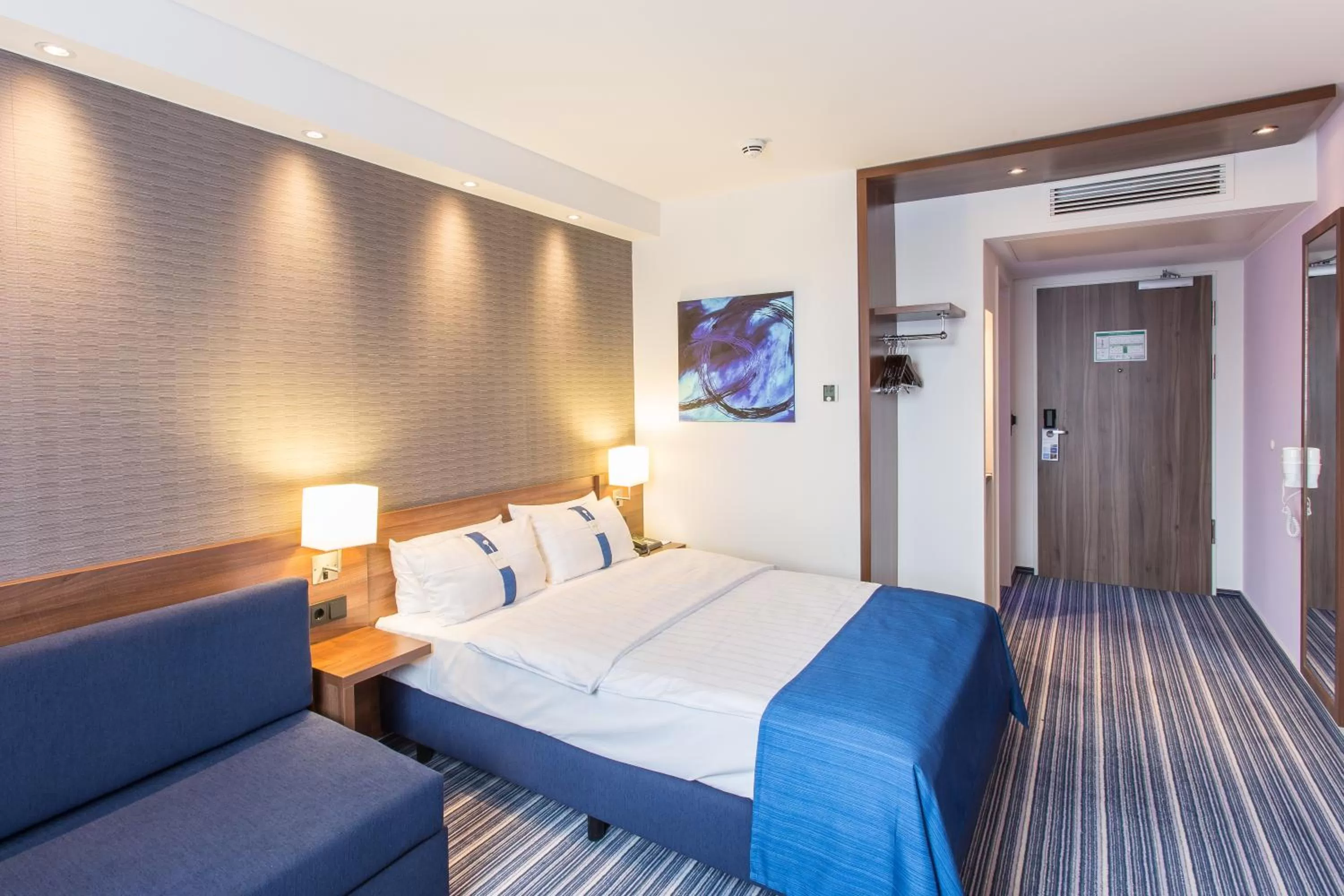 Standard Queen Room with Single Sofa Bed in Holiday Inn Express Neunkirchen by IHG