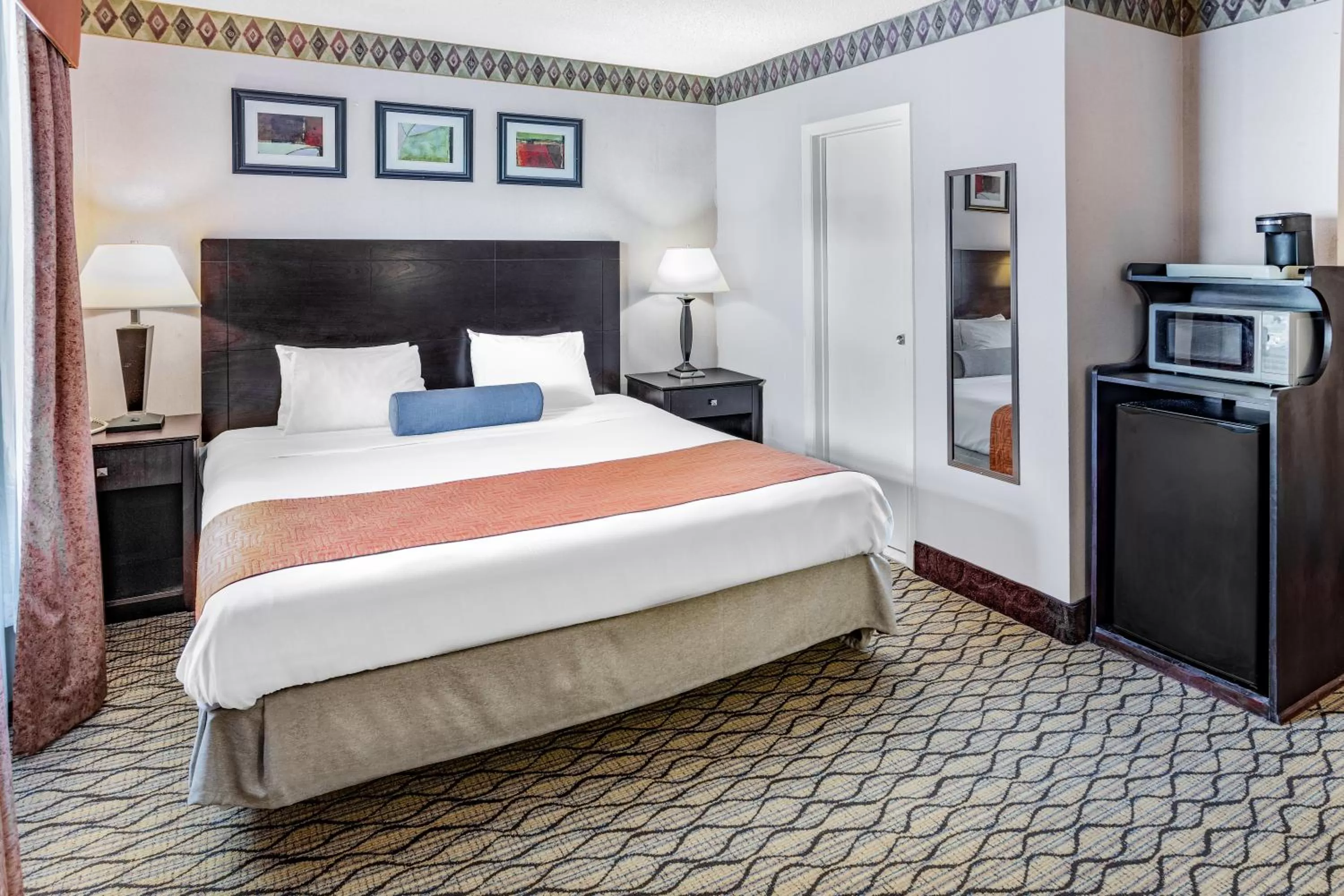 King Room - Disability Access/Non-Smoking in Howard Johnson by Wyndham Lenox