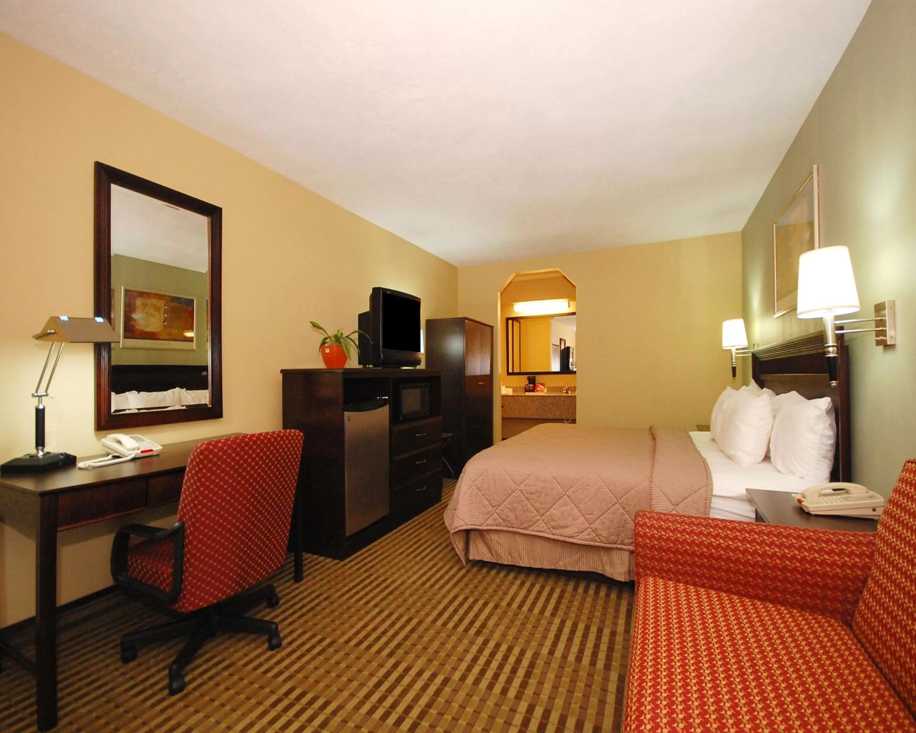 King Room - Disability Access/Non-Smoking in Quality Inn Mt Pleasant
