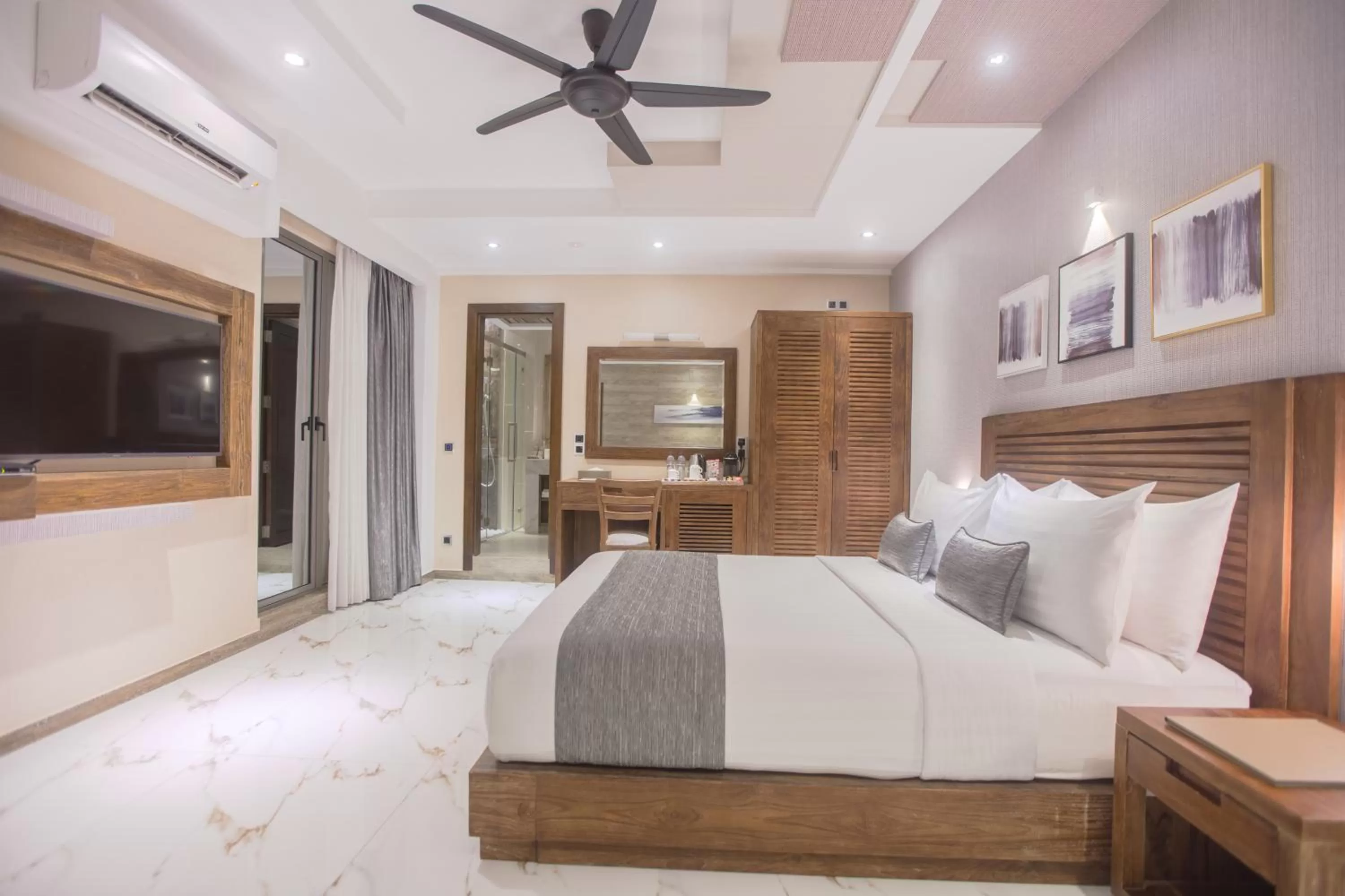 Samann Suite with Balcony (Free Return Airport Transfer) in Samann Grand